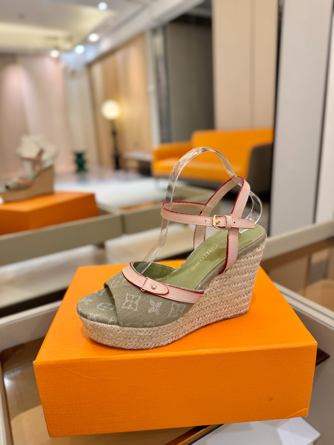 L V 走秀款厚底麻绳凉鞋 🙌 香港原版购入一比一开模 👍 今年的款式比去年增加了新原素 显得更为大牌 