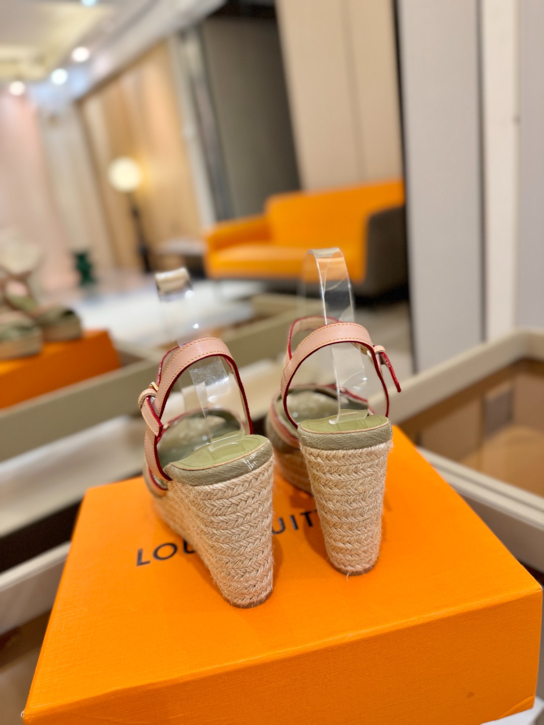 L V 走秀款厚底麻绳凉鞋 🙌 香港原版购入一比一开模 👍 今年的款式比去年增加了新原素 显得更为大牌 