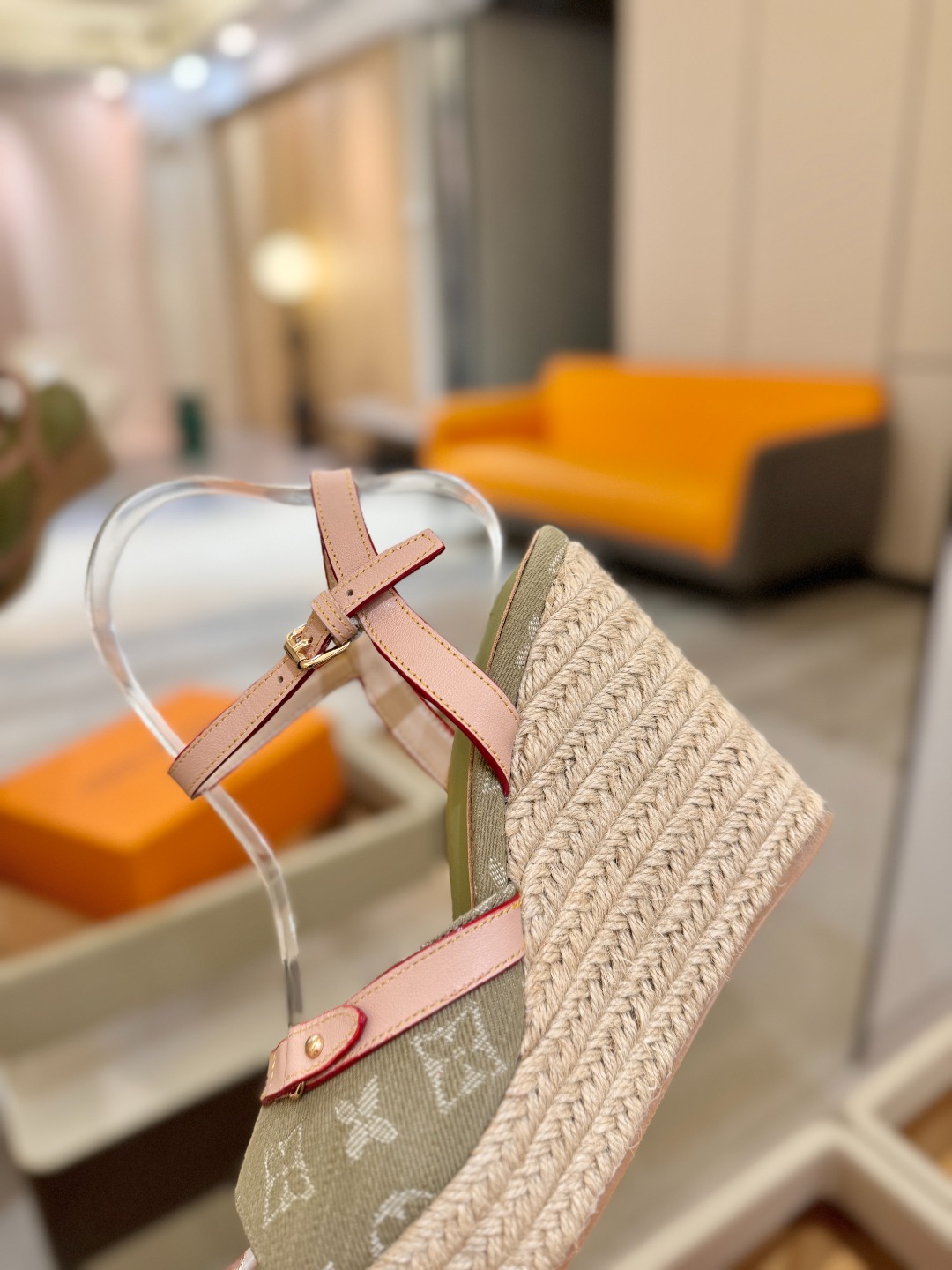 L V 走秀款厚底麻绳凉鞋 🙌 香港原版购入一比一开模 👍 今年的款式比去年增加了新原素 显得更为大牌 