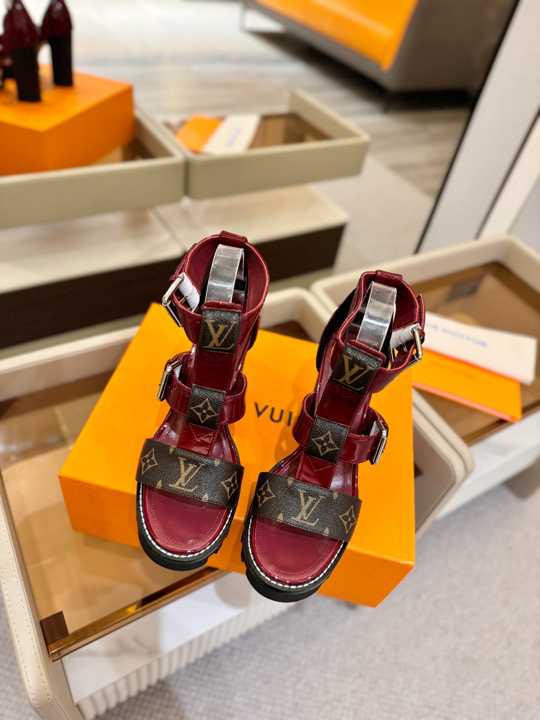 LOUIS VUITTON    💯💯💯 LV欧美风时尚凉鞋 🍋+🌿+=🥂 路易威登传统硬箱的精巧标准品