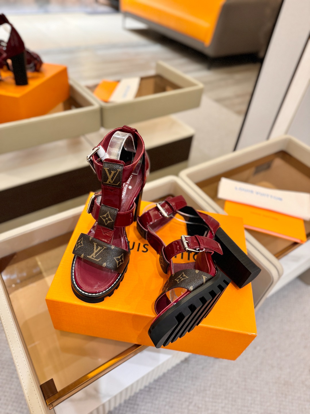 LOUIS VUITTON    💯💯💯 LV欧美风时尚凉鞋 🍋+🌿+=🥂 路易威登传统硬箱的精巧标准品
