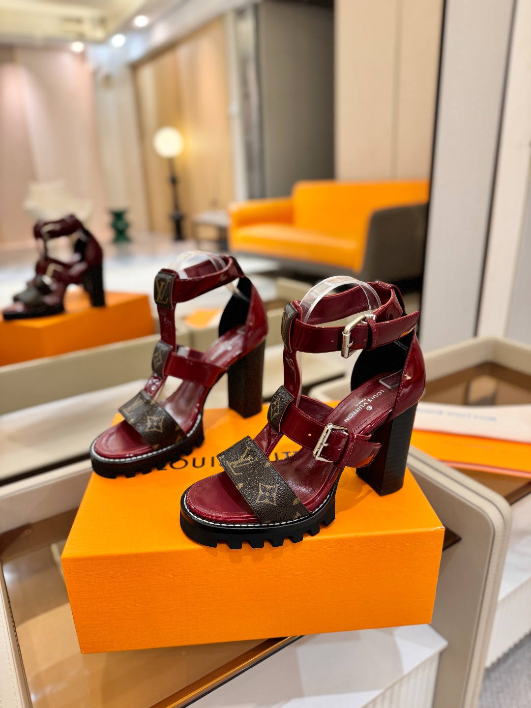LOUIS VUITTON    💯💯💯 LV欧美风时尚凉鞋 🍋+🌿+=🥂 路易威登传统硬箱的精巧标准品