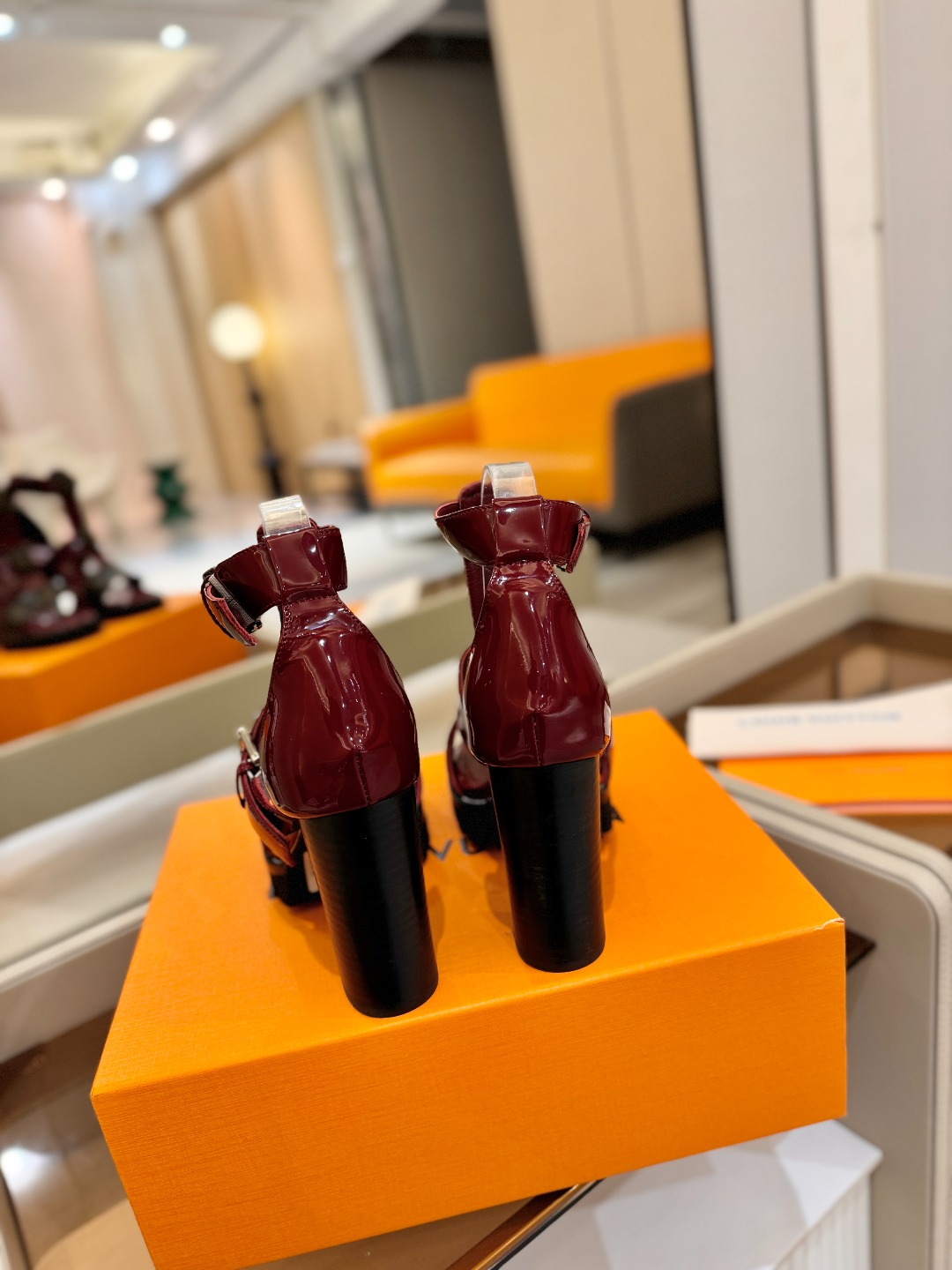 LOUIS VUITTON    💯💯💯 LV欧美风时尚凉鞋 🍋+🌿+=🥂 路易威登传统硬箱的精巧标准品