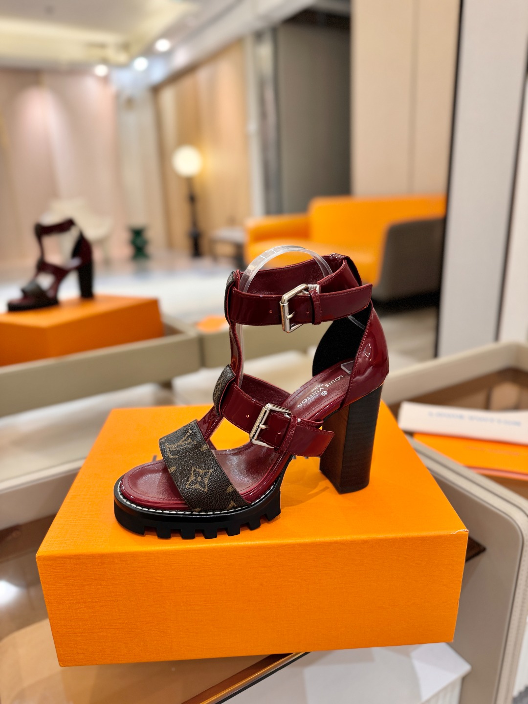 LOUIS VUITTON    💯💯💯 LV欧美风时尚凉鞋 🍋+🌿+=🥂 路易威登传统硬箱的精巧标准品