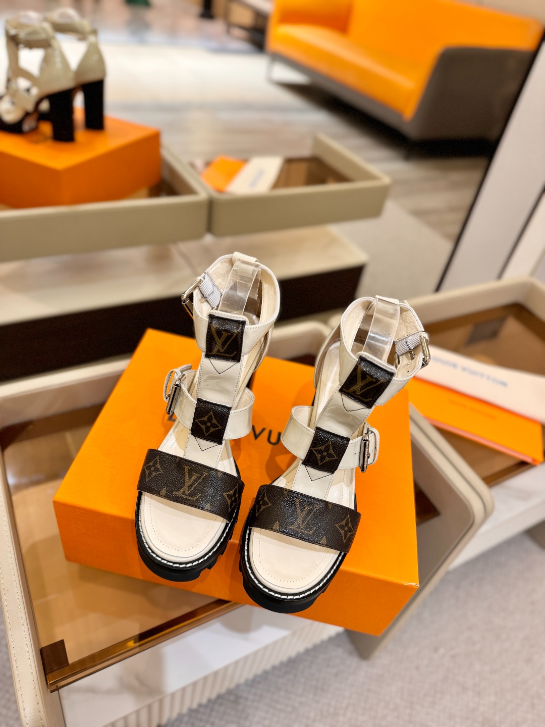 LOUIS VUITTON    💯💯💯 LV欧美风时尚凉鞋 🍋+🌿+=🥂 路易威登传统硬箱的精巧标准品
