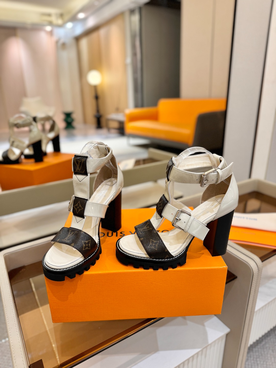 LOUIS VUITTON    💯💯💯 LV欧美风时尚凉鞋 🍋+🌿+=🥂 路易威登传统硬箱的精巧标准品
