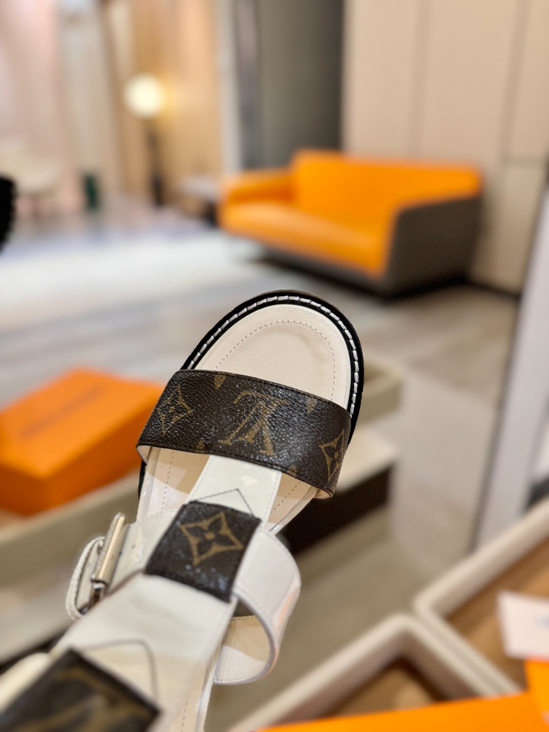 LOUIS VUITTON    💯💯💯 LV欧美风时尚凉鞋 🍋+🌿+=🥂 路易威登传统硬箱的精巧标准品