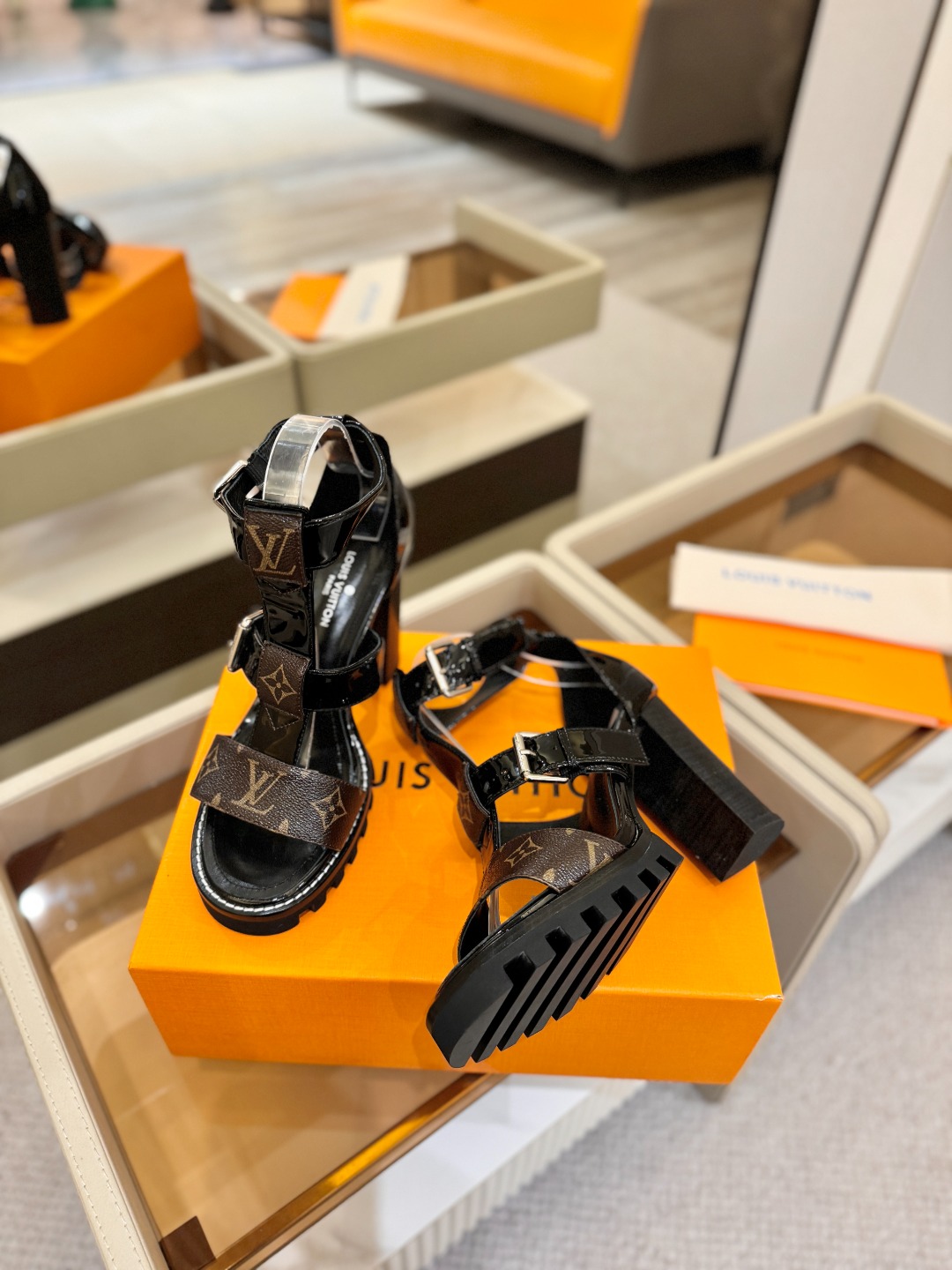 LOUIS VUITTON    💯💯💯 LV欧美风时尚凉鞋 🍋+🌿+=🥂 路易威登传统硬箱的精巧标准品