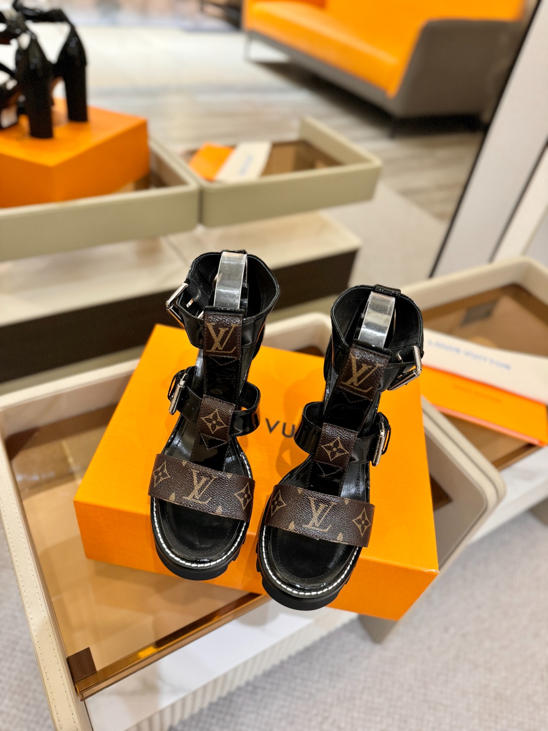 LOUIS VUITTON    💯💯💯 LV欧美风时尚凉鞋 🍋+🌿+=🥂 路易威登传统硬箱的精巧标准品