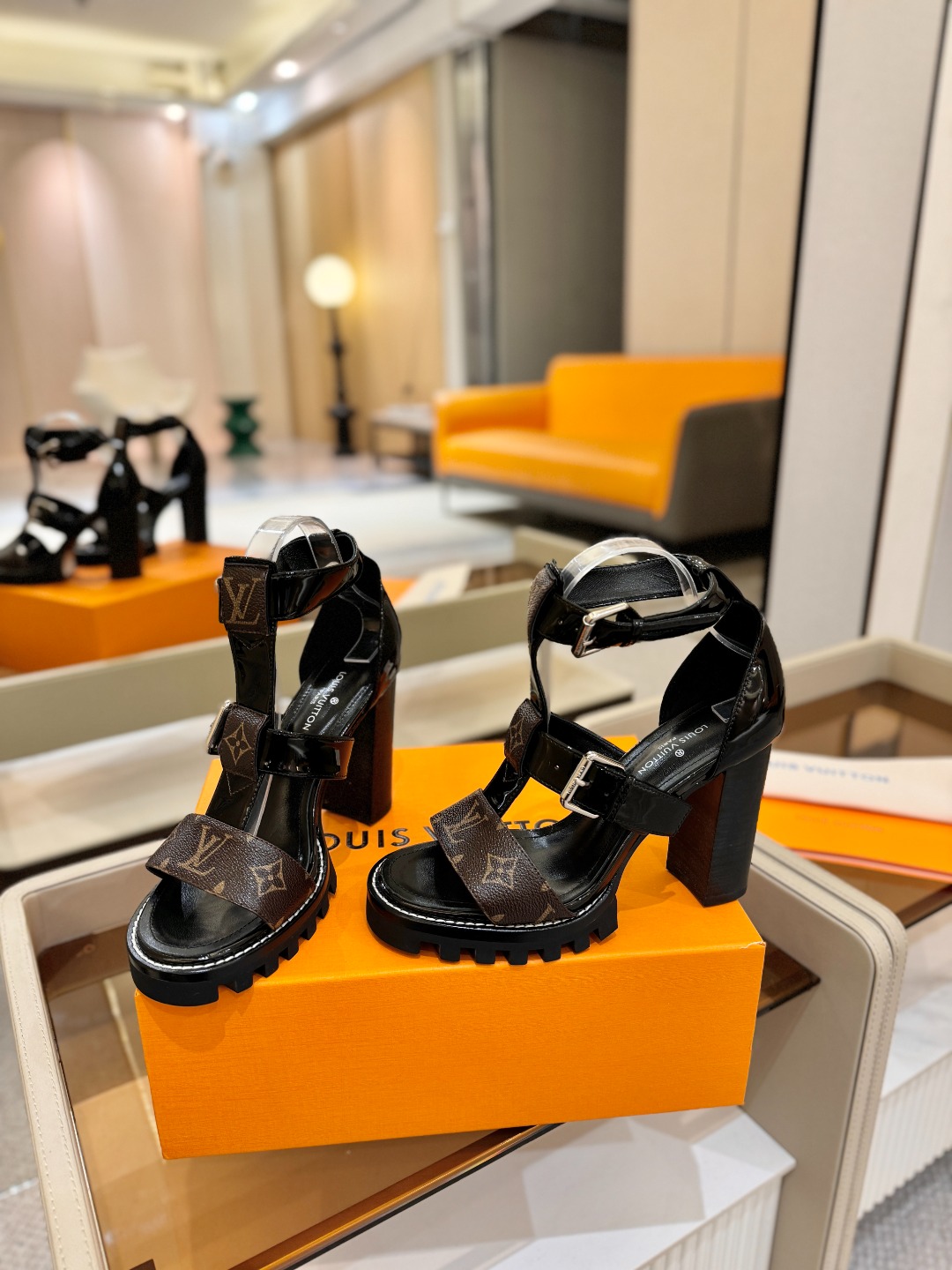 LOUIS VUITTON    💯💯💯 LV欧美风时尚凉鞋 🍋+🌿+=🥂 路易威登传统硬箱的精巧标准品