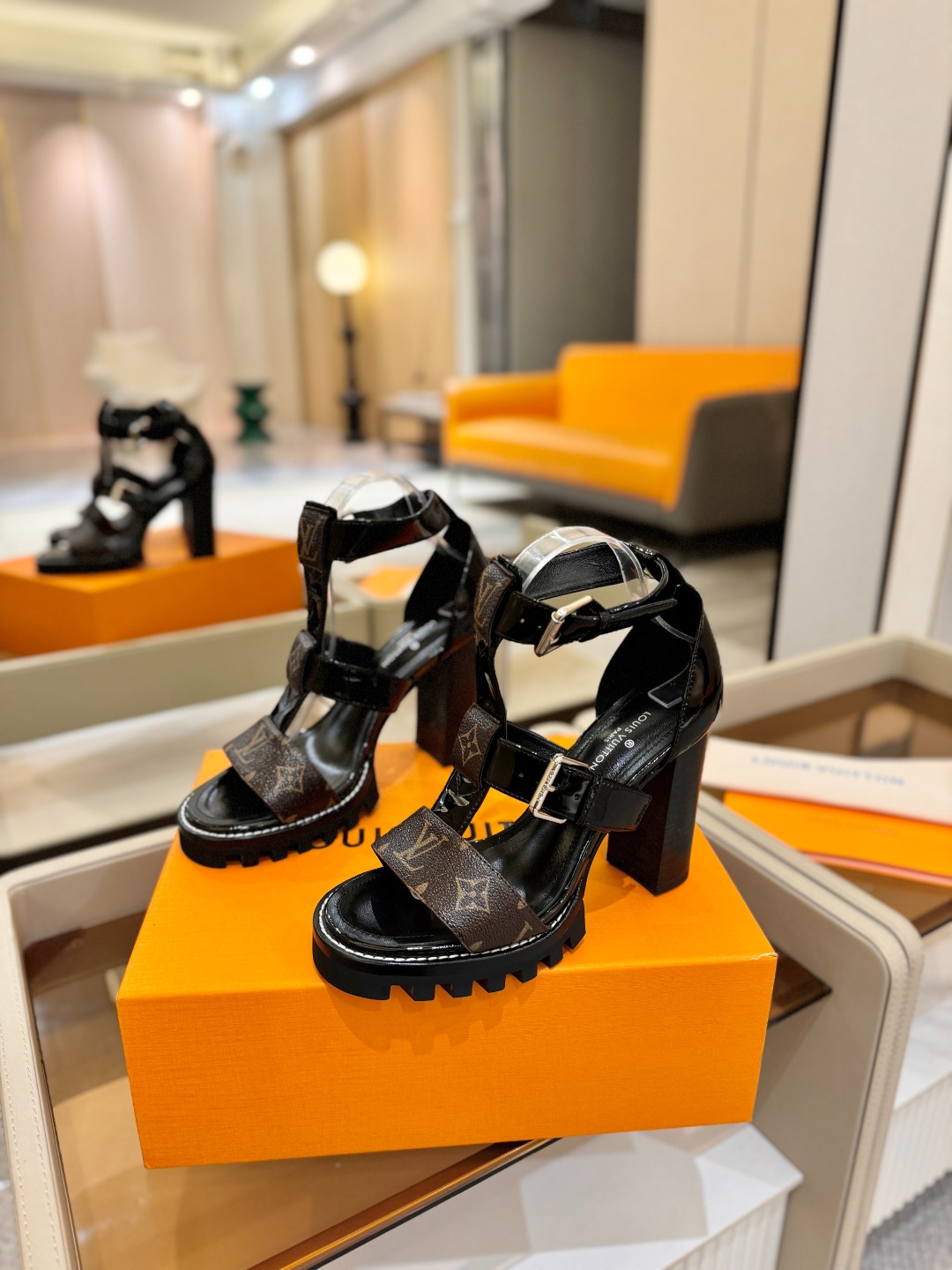 LOUIS VUITTON    💯💯💯 LV欧美风时尚凉鞋 🍋+🌿+=🥂 路易威登传统硬箱的精巧标准品