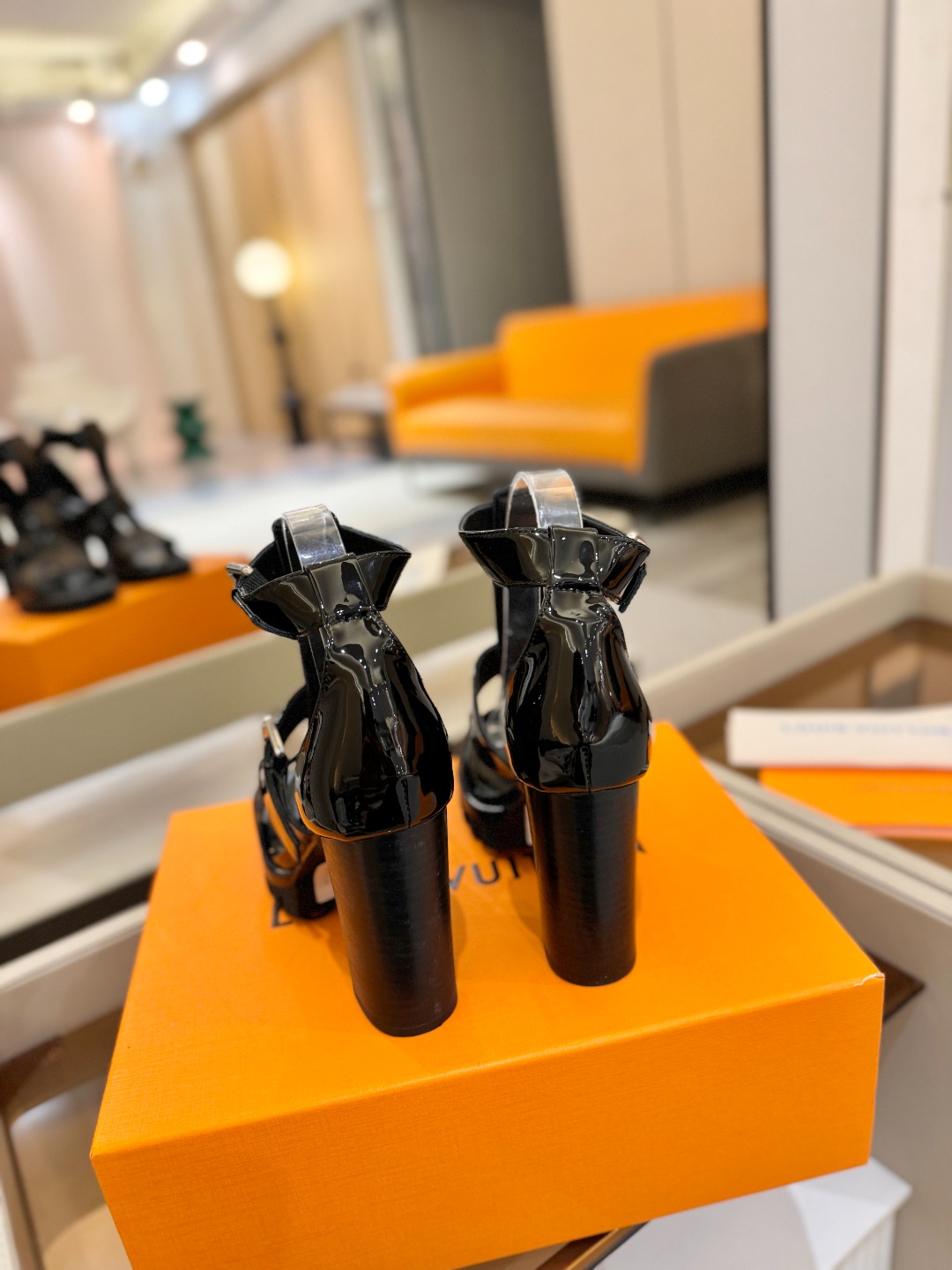 LOUIS VUITTON    💯💯💯 LV欧美风时尚凉鞋 🍋+🌿+=🥂 路易威登传统硬箱的精巧标准品