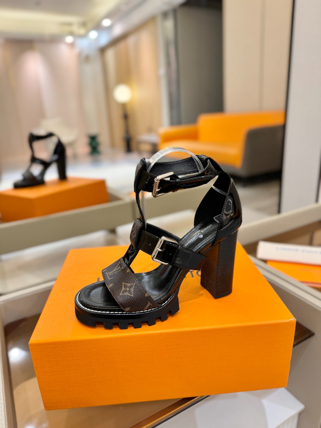 NO:815188,Price LOUIS VUITTON LV European and American style fashion sandals ++= Louis Vuitton's traditional hard case exquisite standard brand buckle your front strap is simple and elegant. Early spring new product counter high-heeled series hard goods purchasing level!  Full of high-end feel!  A favorite among bloggers at home and abroad, +++=retro and fashionable, and your feet are so beautiful!  Official website main recommendation ★ ━━━━━ t ━━━━━ Upper LV special fabric/first layer cowhide lining Imported water-dyed sheepskin lining Outsole front outsole thickness 2CM Heel height 10cm Shoe size 35-41 (40.41 customized non-refundable), high-heeled sandals, louis vuitton, louis  vuitton,louis vuitton,sandals,high heels,cowhide,sheepskin19860909价格 LOUIS VUITTON  LV欧美风时尚凉鞋 ++= 路易威登传统硬箱的精巧标准品牌扣你前带简约大方.早春新品 专柜高跟系列 硬货代购级别！高级感十足！国内外博主刷爆的一款,+++=复古又时髦 上脚美炸了！官网主推款 ★ ━━━━━ t ━━━━━ 鞋面LV专用面料/ 头层牛皮 内里 进口水染羊皮里 大底前大底厚度2CM 跟高10cm 鞋码 35-41（40.41定制不退换）,高跟鞋凉鞋,louis vuitton,louis vuitton,louis vuitton,sandals,high heels,cowhide,sheepskin,Women's Shoes