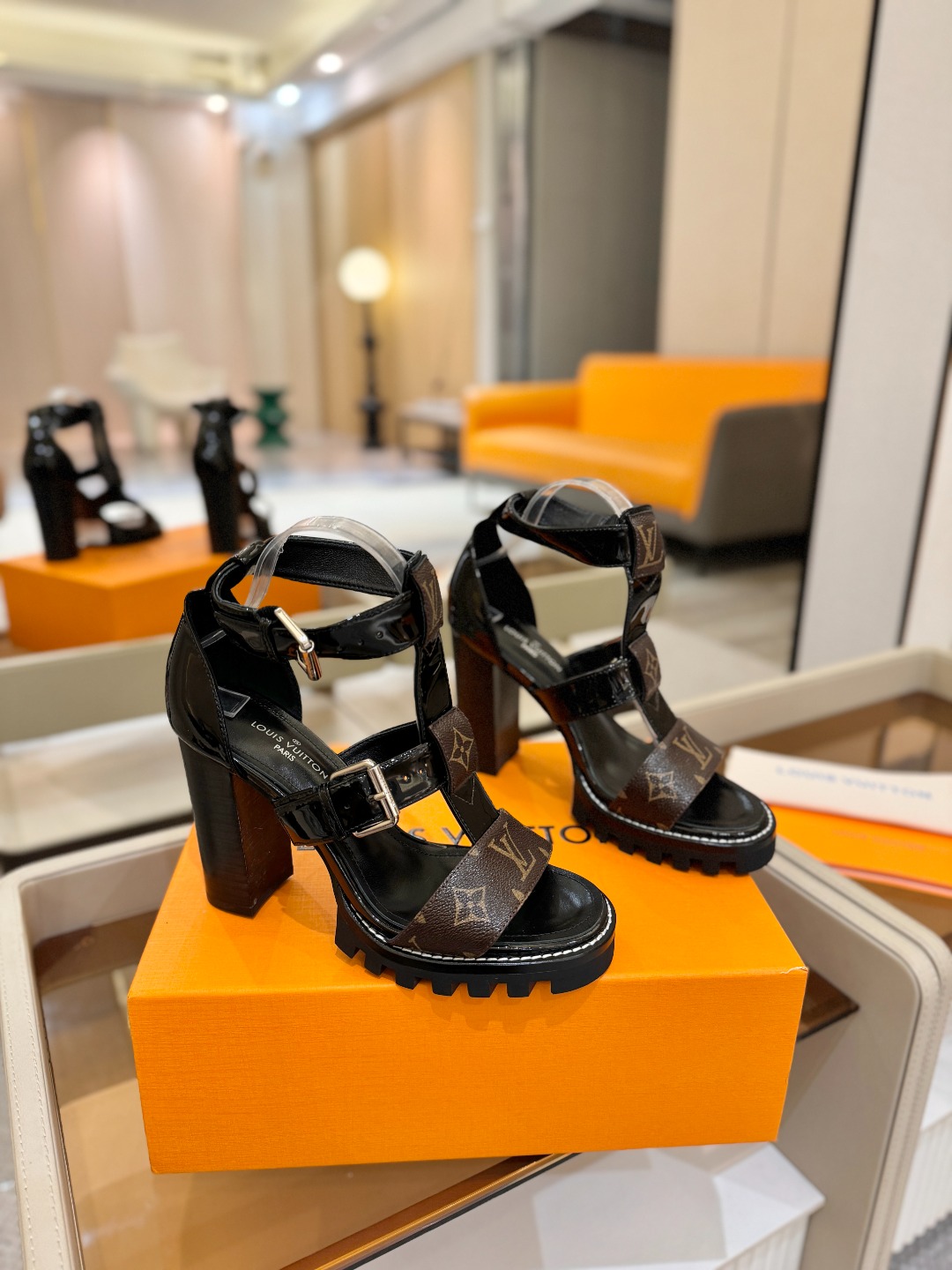 LOUIS VUITTON    💯💯💯 LV欧美风时尚凉鞋 🍋+🌿+=🥂 路易威登传统硬箱的精巧标准品