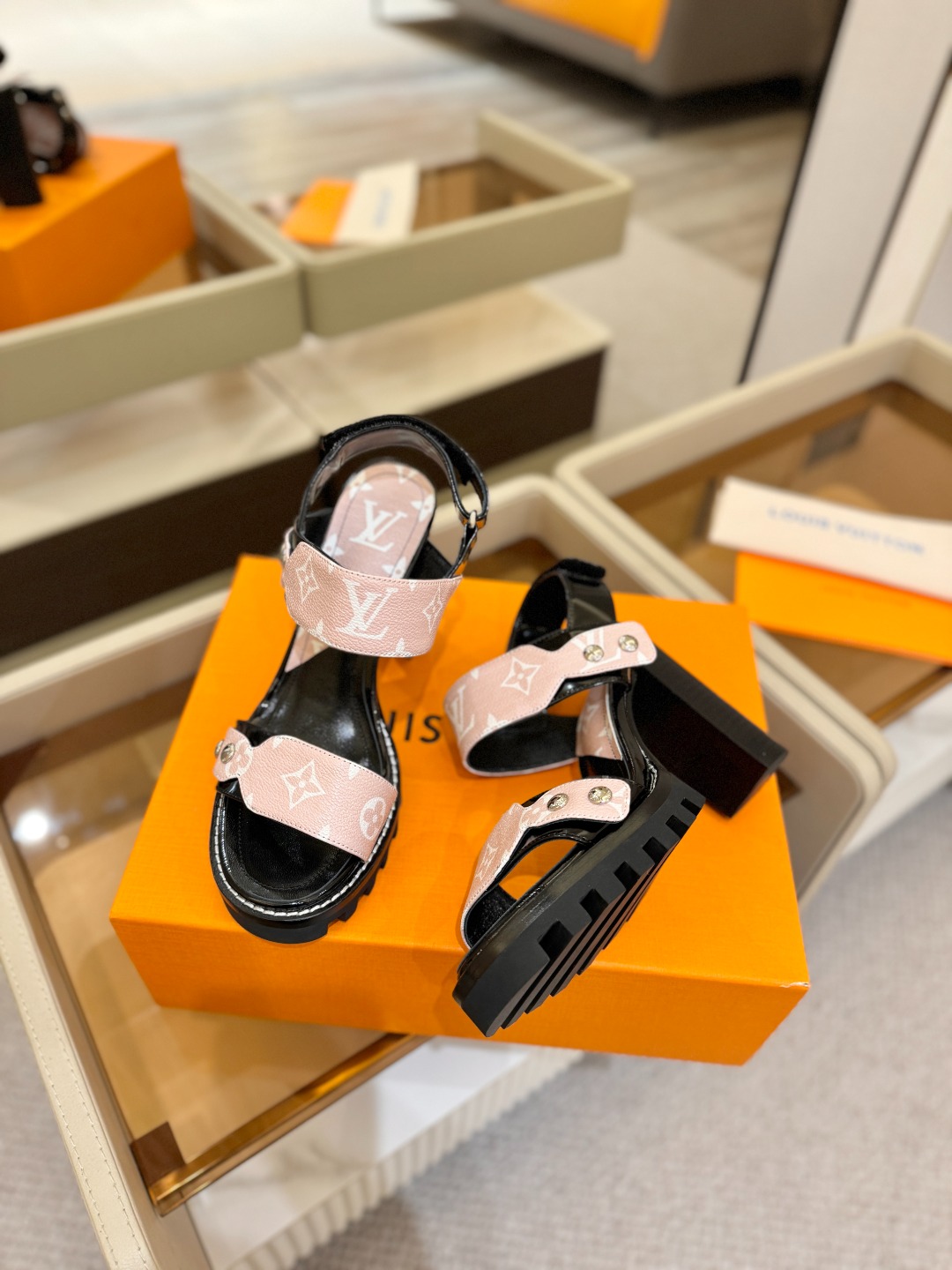 LOUIS VUITTON    💯💯💯 LV欧美风时尚凉鞋 🍋+🌿+=🥂 路易威登传统硬箱的精巧标准品