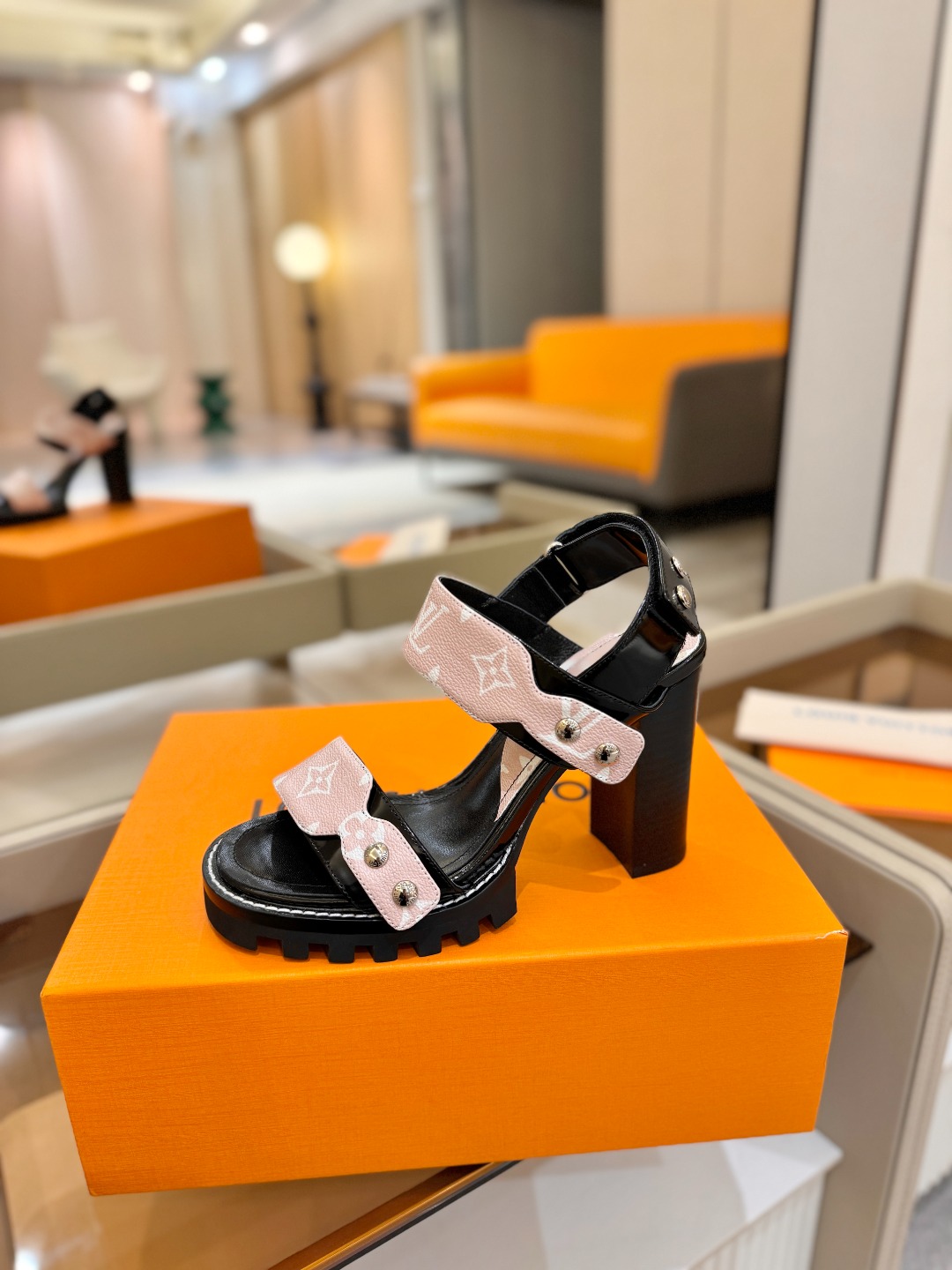 LOUIS VUITTON    💯💯💯 LV欧美风时尚凉鞋 🍋+🌿+=🥂 路易威登传统硬箱的精巧标准品