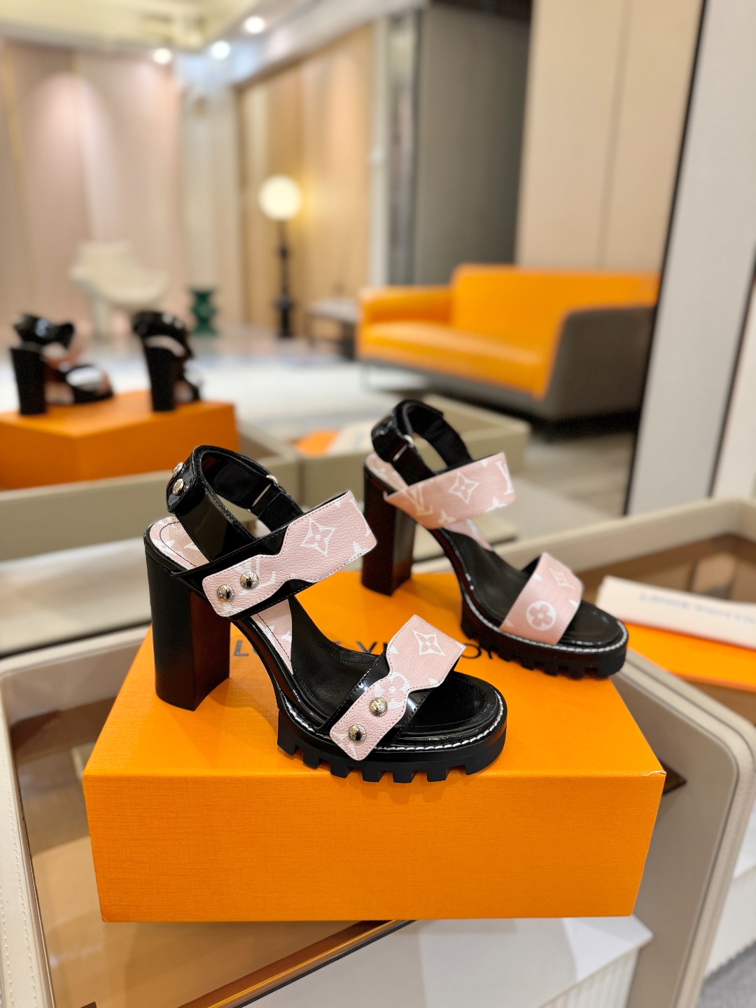 LOUIS VUITTON    💯💯💯 LV欧美风时尚凉鞋 🍋+🌿+=🥂 路易威登传统硬箱的精巧标准品