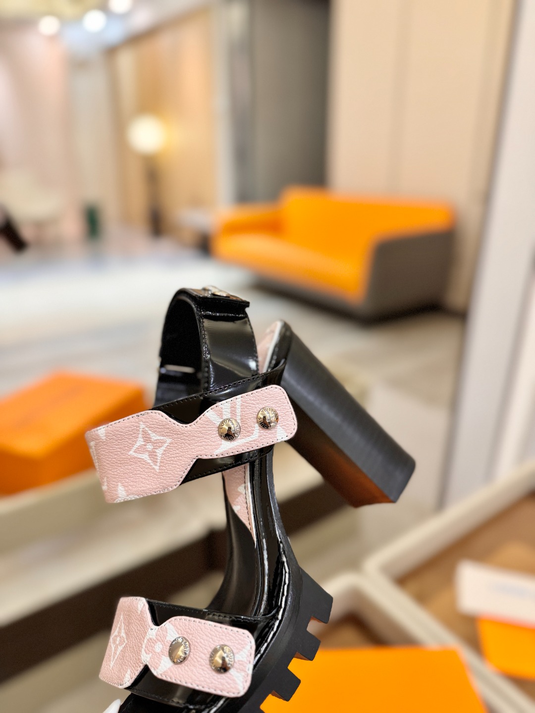 LOUIS VUITTON    💯💯💯 LV欧美风时尚凉鞋 🍋+🌿+=🥂 路易威登传统硬箱的精巧标准品
