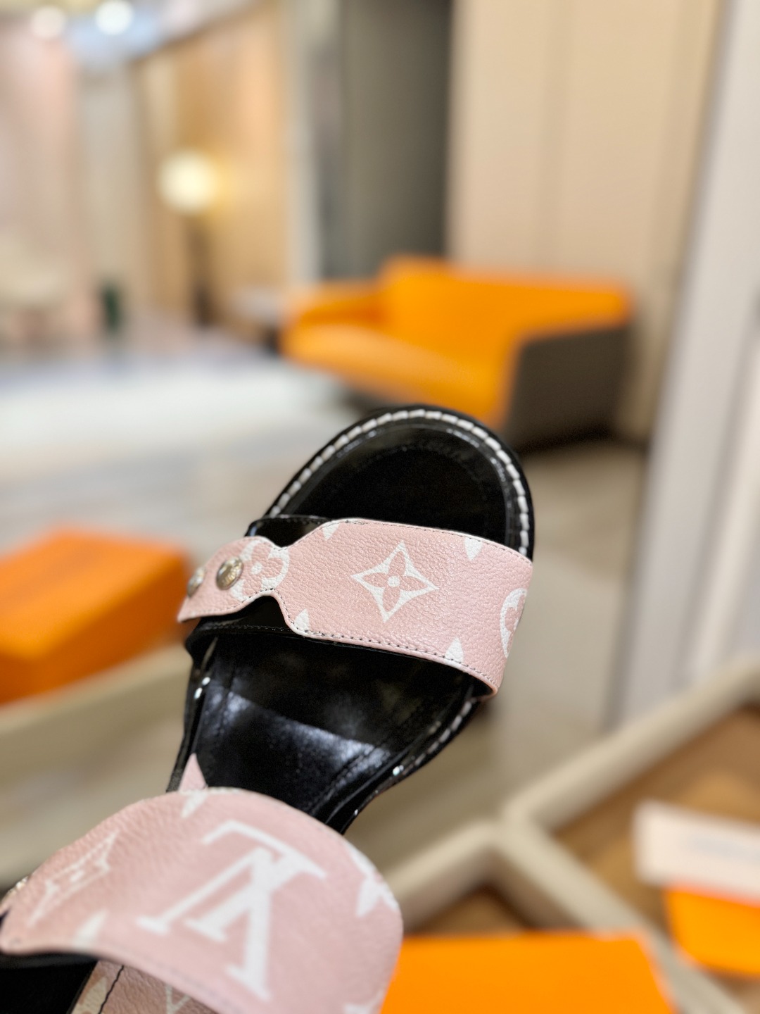 LOUIS VUITTON    💯💯💯 LV欧美风时尚凉鞋 🍋+🌿+=🥂 路易威登传统硬箱的精巧标准品