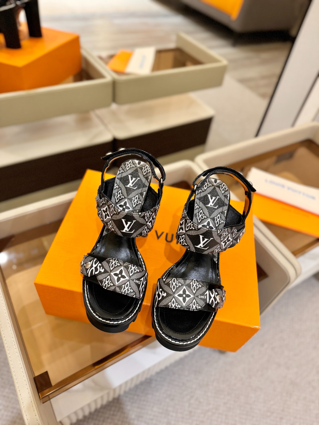 LOUIS VUITTON    💯💯💯 LV欧美风时尚凉鞋 🍋+🌿+=🥂 路易威登传统硬箱的精巧标准品