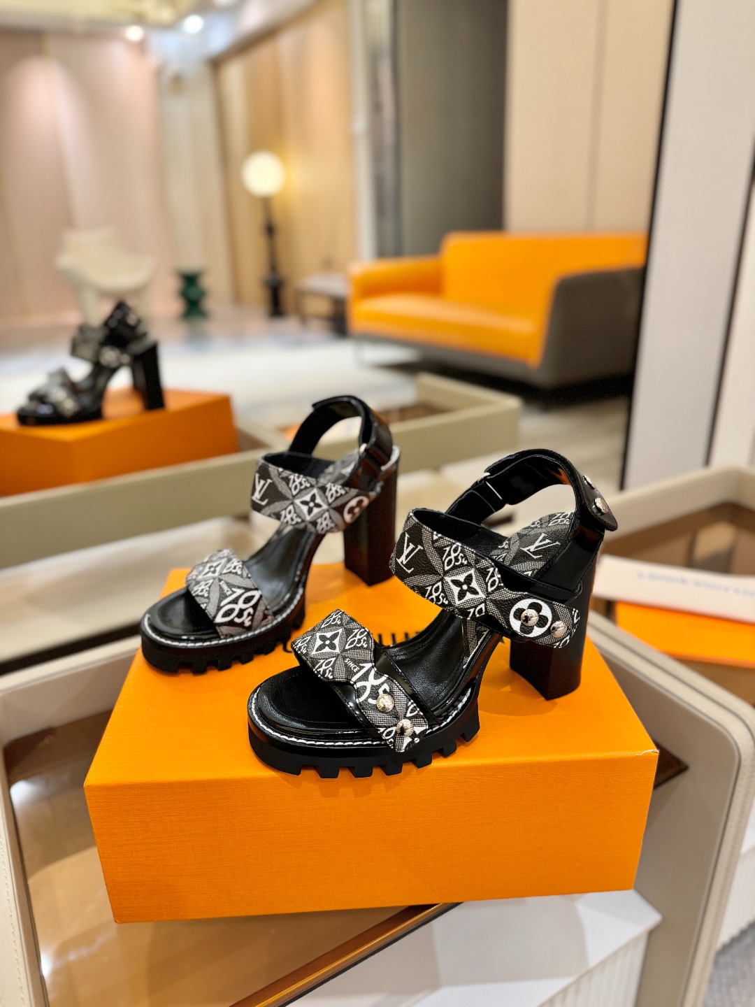 LOUIS VUITTON    💯💯💯 LV欧美风时尚凉鞋 🍋+🌿+=🥂 路易威登传统硬箱的精巧标准品