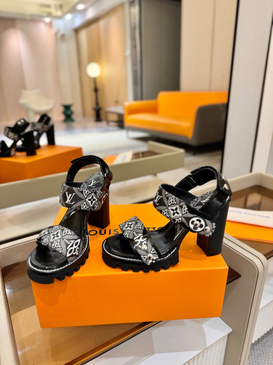 LOUIS VUITTON    💯💯💯 LV欧美风时尚凉鞋 🍋+🌿+=🥂 路易威登传统硬箱的精巧标准品