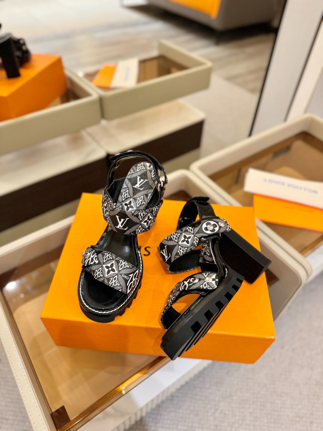 LOUIS VUITTON    💯💯💯 LV欧美风时尚凉鞋 🍋+🌿+=🥂 路易威登传统硬箱的精巧标准品