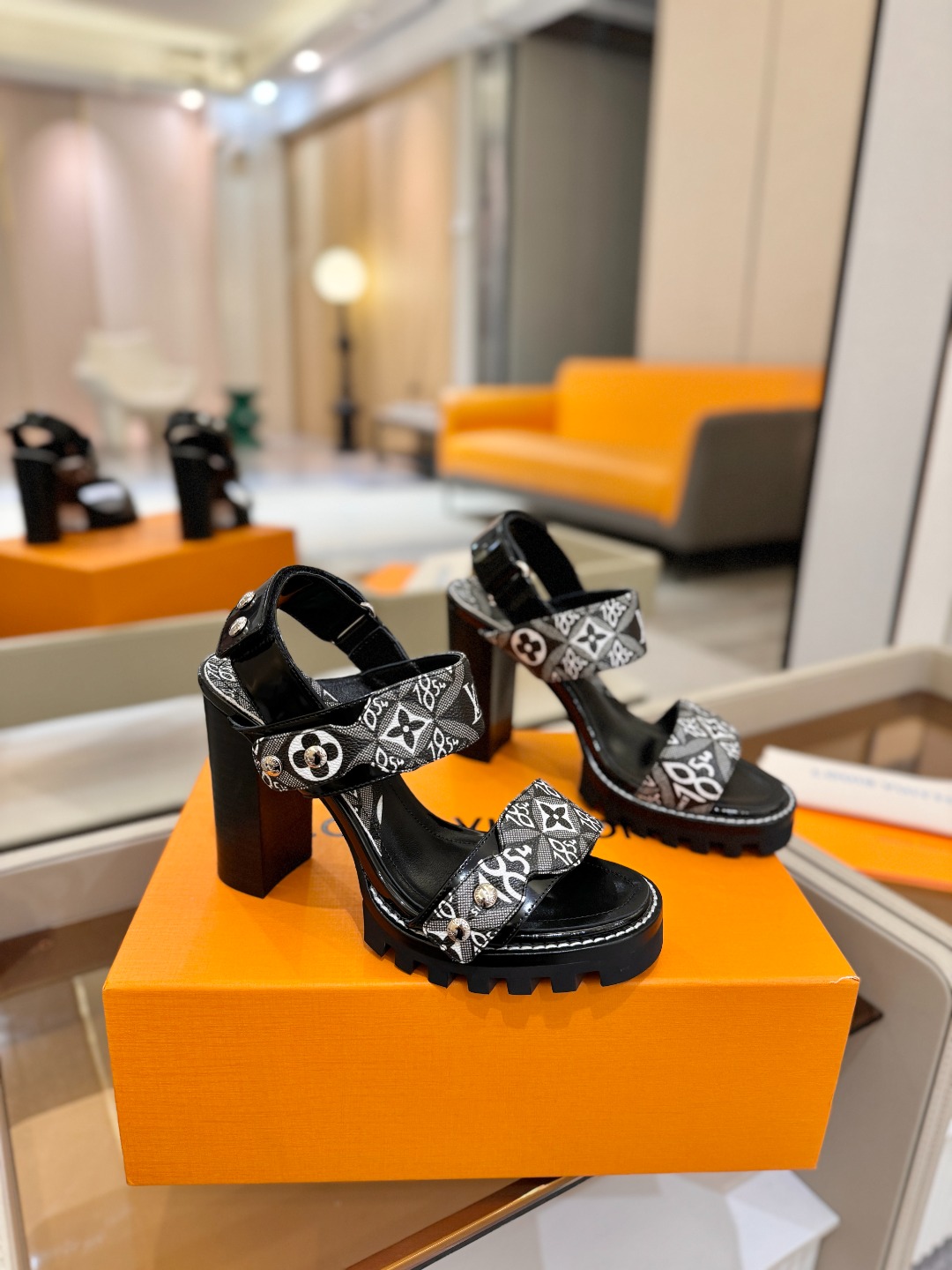 LOUIS VUITTON    💯💯💯 LV欧美风时尚凉鞋 🍋+🌿+=🥂 路易威登传统硬箱的精巧标准品