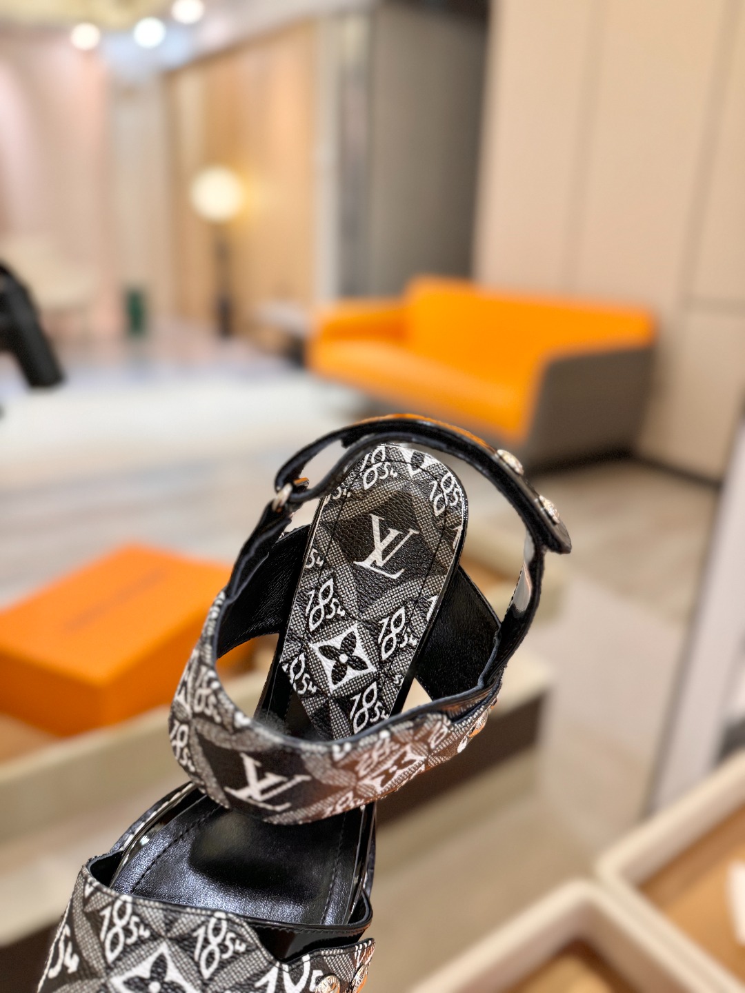 LOUIS VUITTON    💯💯💯 LV欧美风时尚凉鞋 🍋+🌿+=🥂 路易威登传统硬箱的精巧标准品