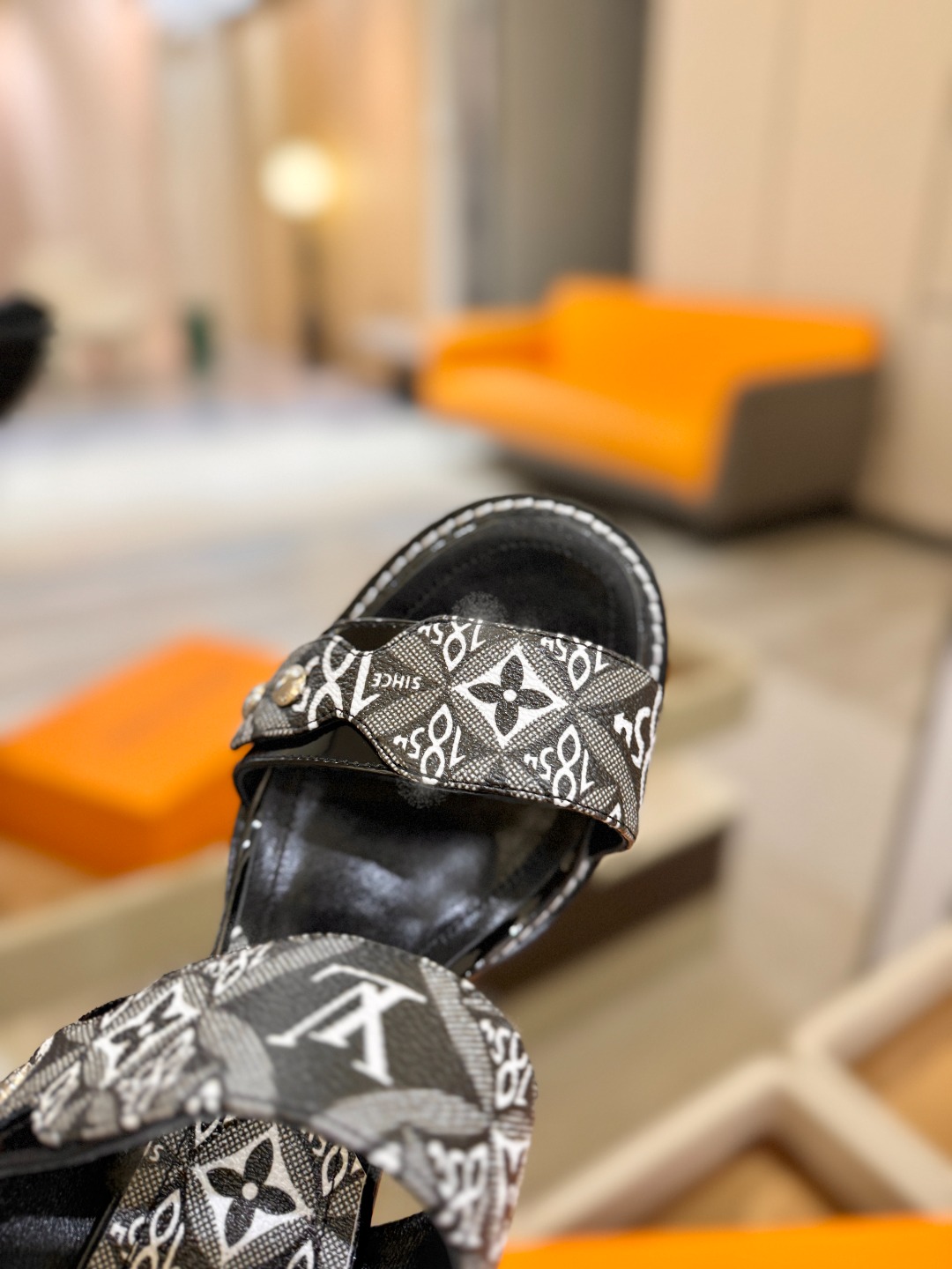 LOUIS VUITTON    💯💯💯 LV欧美风时尚凉鞋 🍋+🌿+=🥂 路易威登传统硬箱的精巧标准品