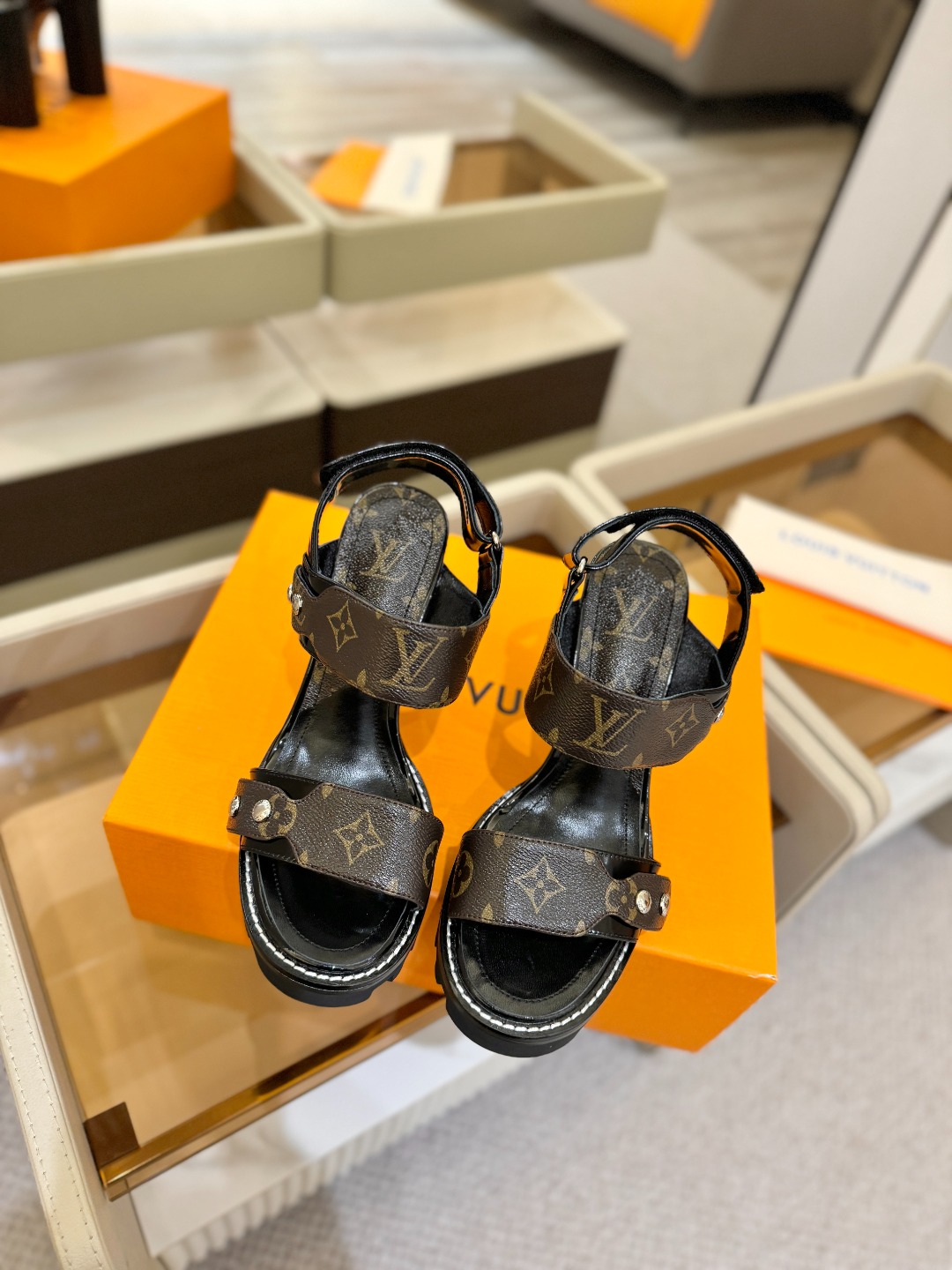 LOUIS VUITTON    💯💯💯 LV欧美风时尚凉鞋 🍋+🌿+=🥂 路易威登传统硬箱的精巧标准品