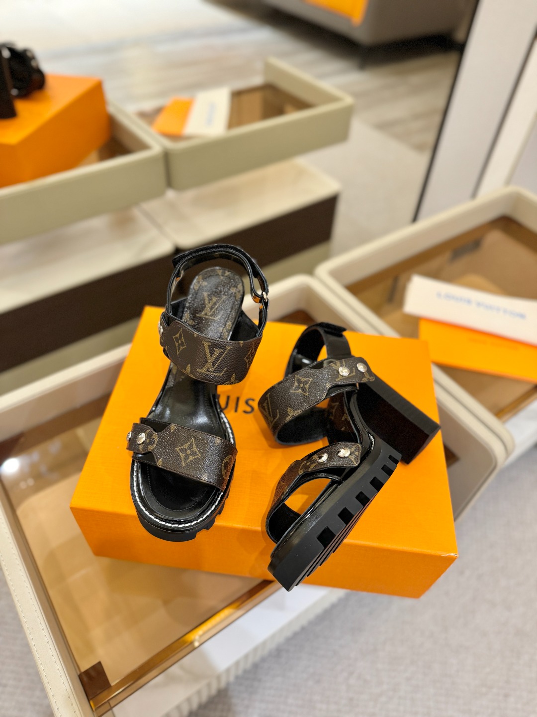 LOUIS VUITTON    💯💯💯 LV欧美风时尚凉鞋 🍋+🌿+=🥂 路易威登传统硬箱的精巧标准品