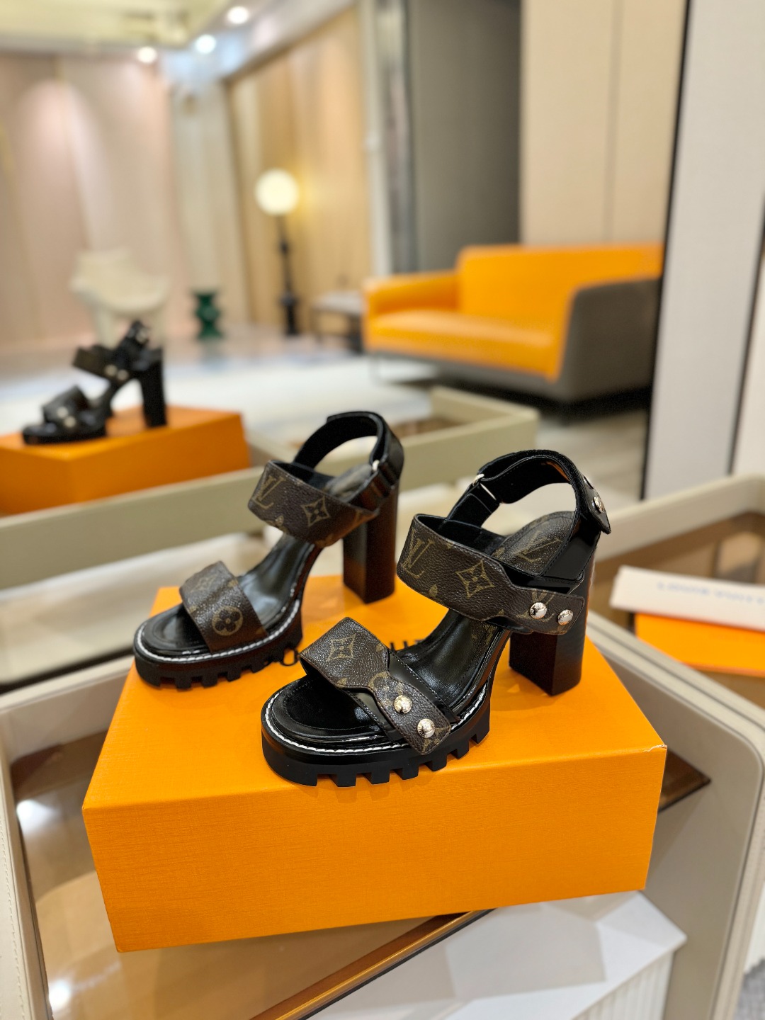 LOUIS VUITTON    💯💯💯 LV欧美风时尚凉鞋 🍋+🌿+=🥂 路易威登传统硬箱的精巧标准品