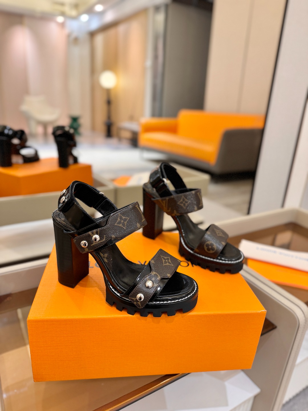 LOUIS VUITTON    💯💯💯 LV欧美风时尚凉鞋 🍋+🌿+=🥂 路易威登传统硬箱的精巧标准品