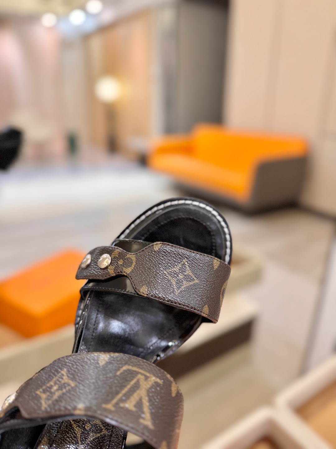 LOUIS VUITTON    💯💯💯 LV欧美风时尚凉鞋 🍋+🌿+=🥂 路易威登传统硬箱的精巧标准品