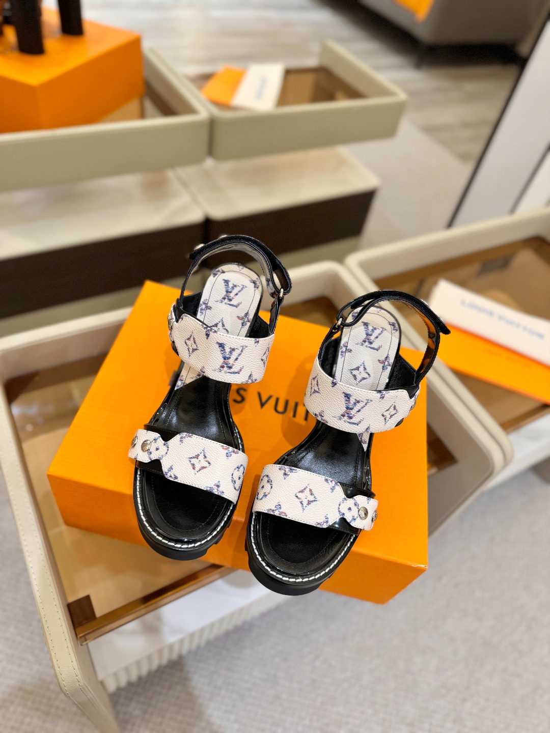 LOUIS VUITTON    💯💯💯 LV欧美风时尚凉鞋 🍋+🌿+=🥂 路易威登传统硬箱的精巧标准品