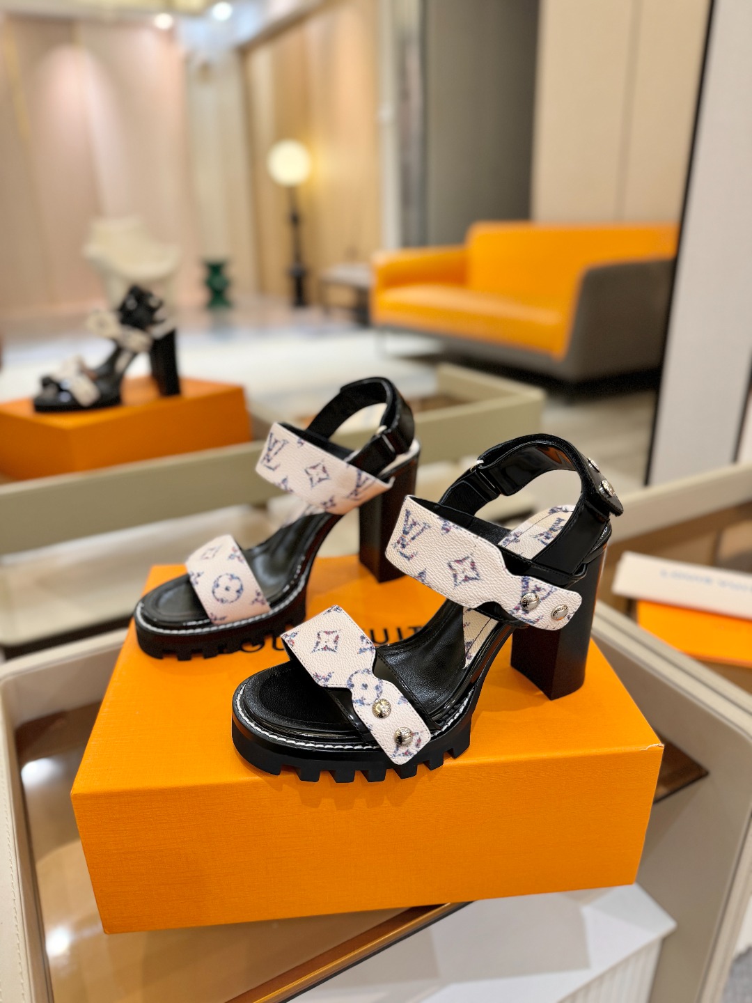 LOUIS VUITTON    💯💯💯 LV欧美风时尚凉鞋 🍋+🌿+=🥂 路易威登传统硬箱的精巧标准品