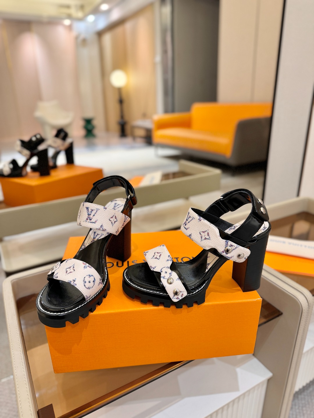 LOUIS VUITTON    💯💯💯 LV欧美风时尚凉鞋 🍋+🌿+=🥂 路易威登传统硬箱的精巧标准品