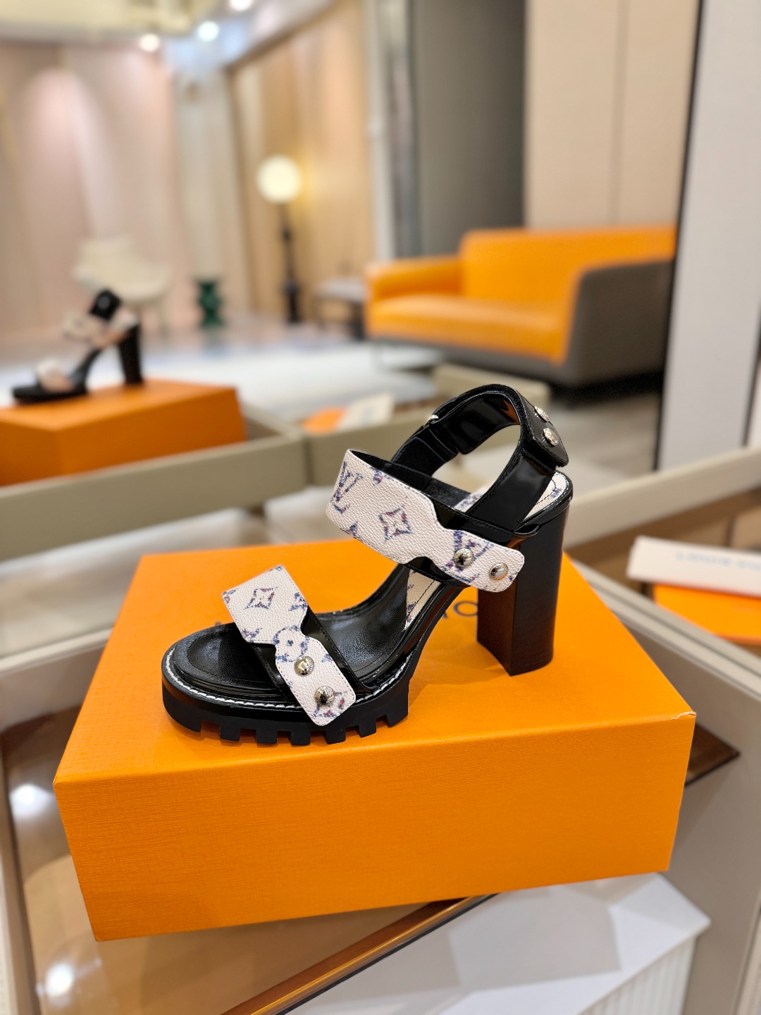 NO:815182,Price LOUIS VUITTON LV European and American style fashion sandals ++= Louis Vuitton's traditional hard case exquisite standard brand buckle your front strap is simple and elegant. Early spring new product counter high-heeled series hard goods purchasing level!  Full of high-end feel!  A favorite among bloggers at home and abroad, +++=retro and fashionable, and your feet are so beautiful!  Official website main recommendation ★ ━━━━━ t ━━━━━ Upper LV special fabric/first layer of cowhide, lining imported water-dyed sheepskin lining, outsole: front outsole thickness 2CM, double-layer leather outsole, leather welt, heel height 10cm, shoe size  35-41 (40.41 customization is non-refundable), high heels and sandals, louis vuitton, louis vuitton, louis vuitton, sandals, high heels, cowhide, sheepskin, Leather soles19860909价格 LOUIS VUITTON  LV欧美风时尚凉鞋 ++= 路易威登传统硬箱的精巧标准品牌扣你前带简约大方.早春新品 专柜高跟系列 硬货代购级别！高级感十足！国内外博主刷爆的一款,+++=复古又时髦 上脚美炸了！官网主推款 ★ ━━━━━ t ━━━━━ 鞋面LV专用面料/ 头层牛皮 内里 进口水染羊皮里 大底:前大底厚度2CM 双层真皮大底 真皮沿条 跟高10cm 鞋码 35-41（40.41定制不退换）,高跟鞋凉鞋,louis vuitton,louis vuitton,louis vuitton,sandals,high heels,cowhide,sheepskin,Leather soles,Women's Shoes
