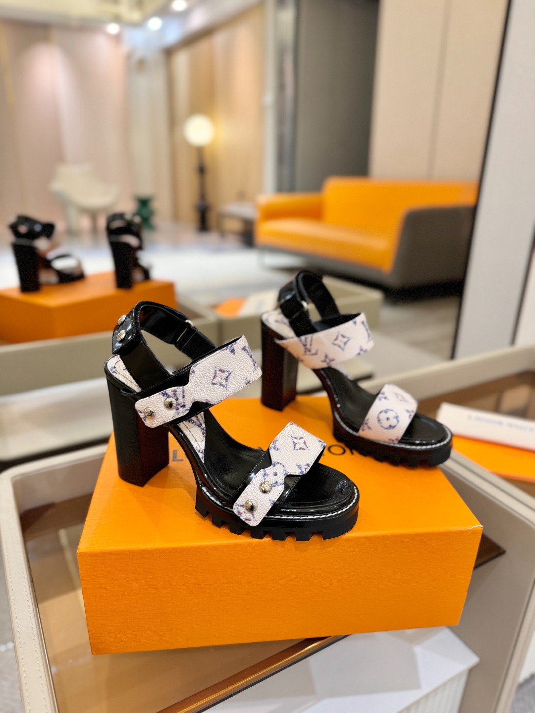 LOUIS VUITTON    💯💯💯 LV欧美风时尚凉鞋 🍋+🌿+=🥂 路易威登传统硬箱的精巧标准品