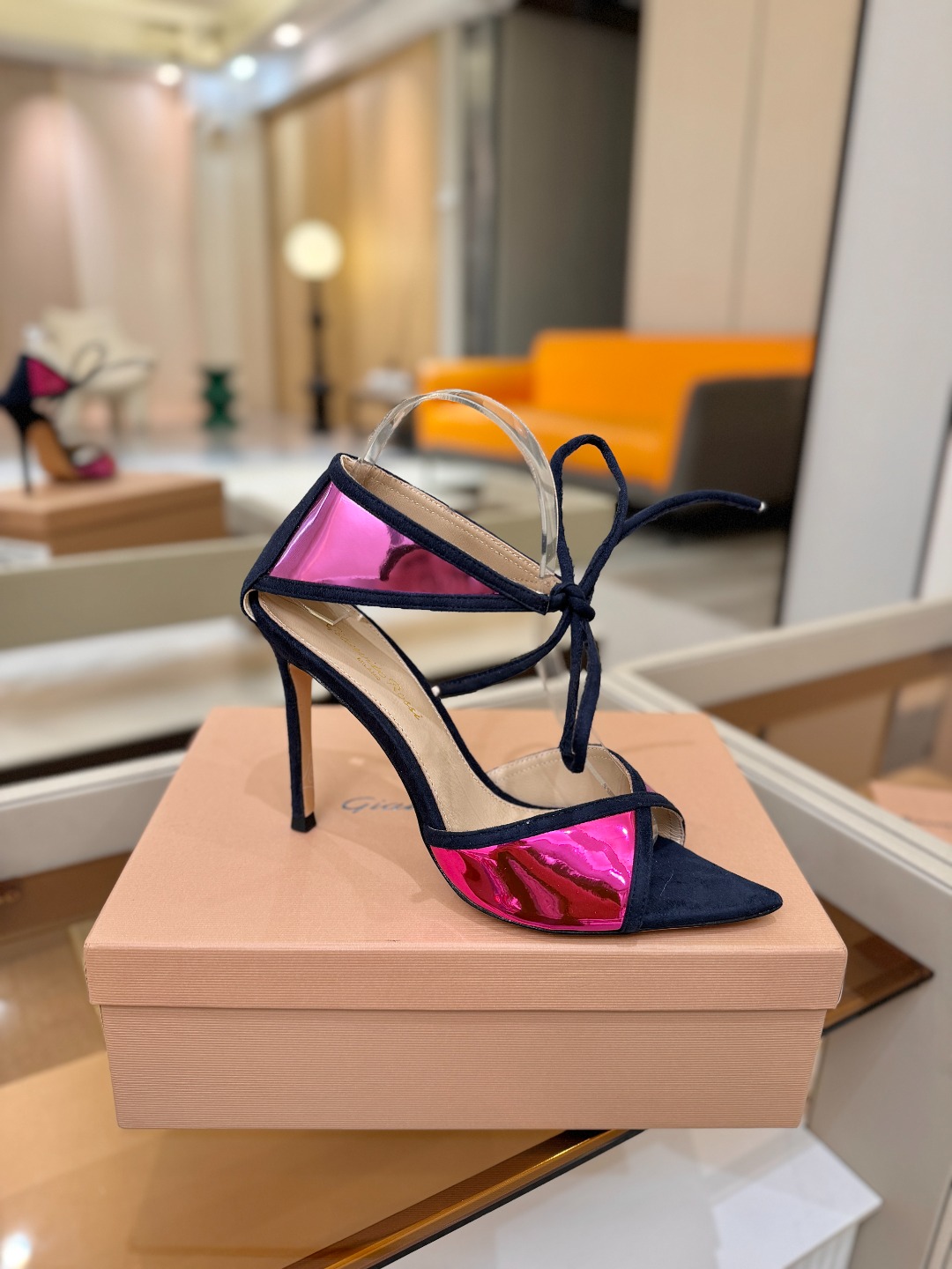 Gianvito Rossi 👠👡这双羊京搭配金属漆皮高跟尖头凉鞋，是我鞋柜中的璀璨明珠😜。网面设计独具