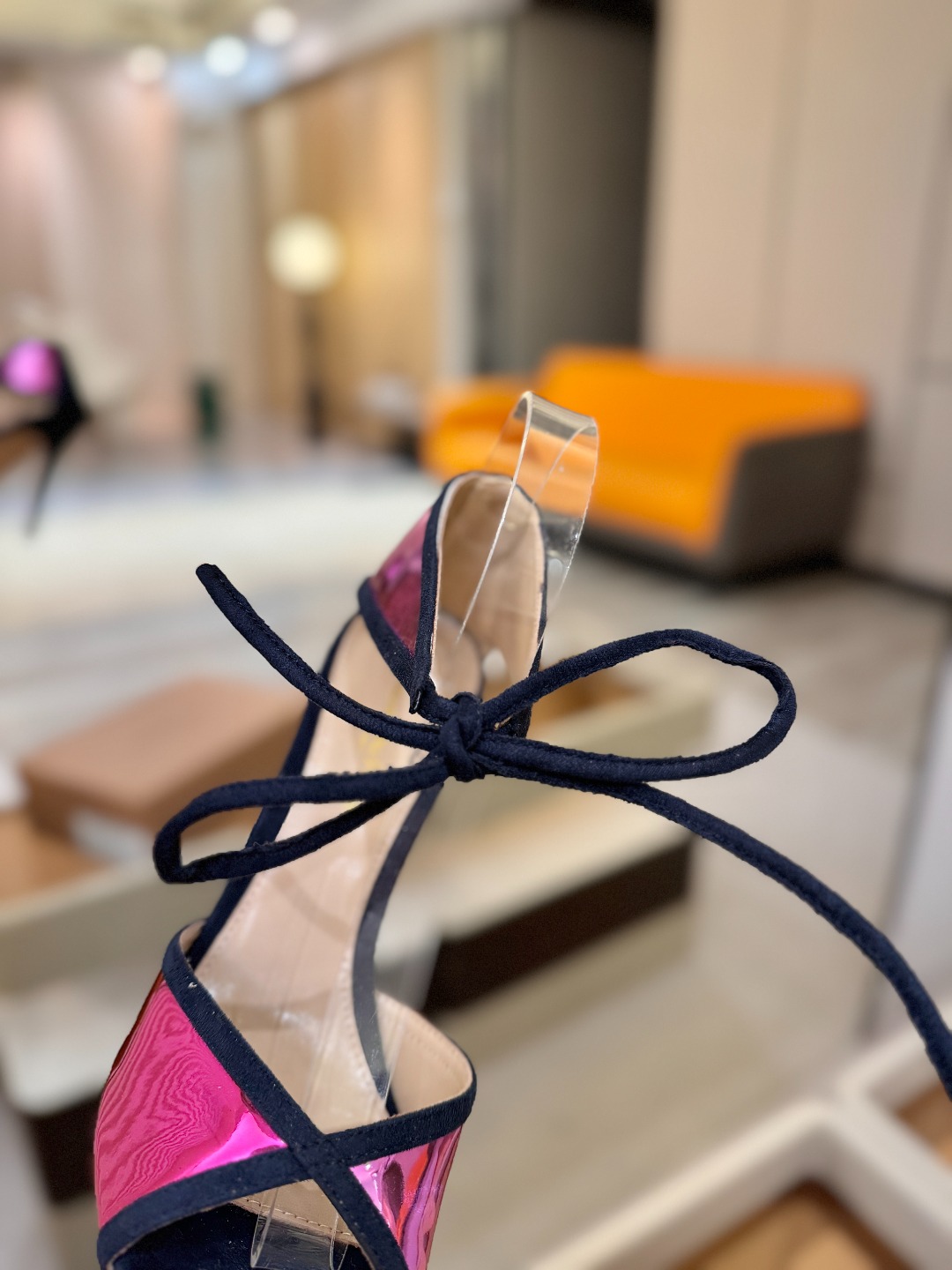 Gianvito Rossi 👠👡这双羊京搭配金属漆皮高跟尖头凉鞋，是我鞋柜中的璀璨明珠😜。网面设计独具