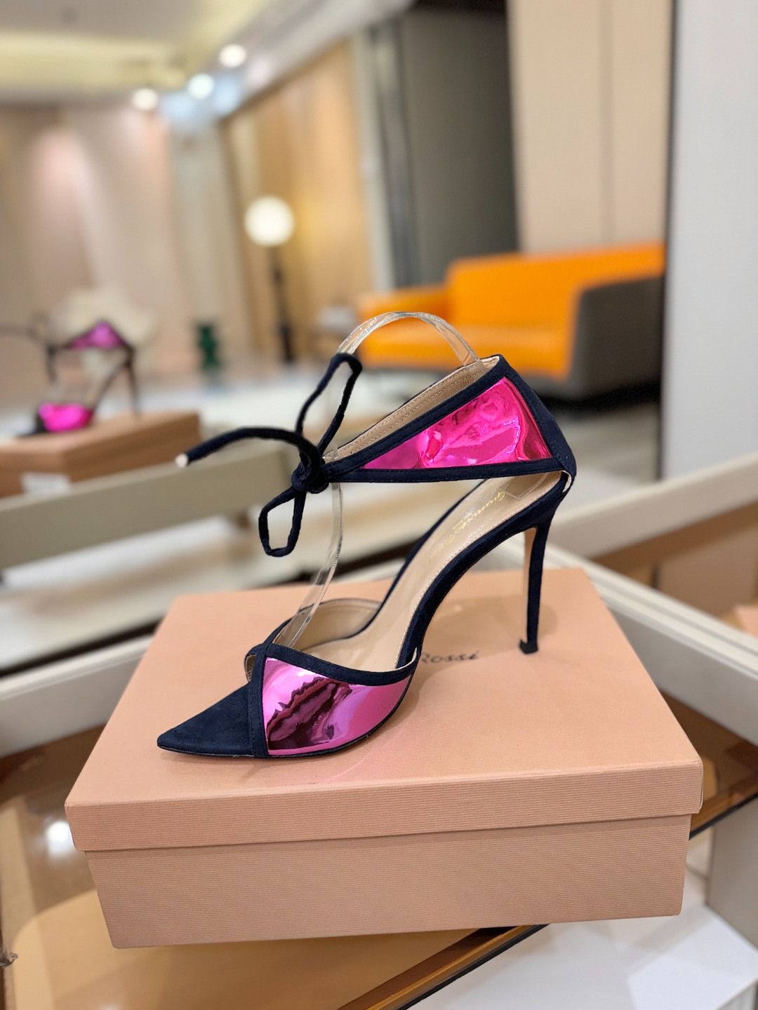 Gianvito Rossi 👠👡这双羊京搭配金属漆皮高跟尖头凉鞋，是我鞋柜中的璀璨明珠😜。网面设计独具