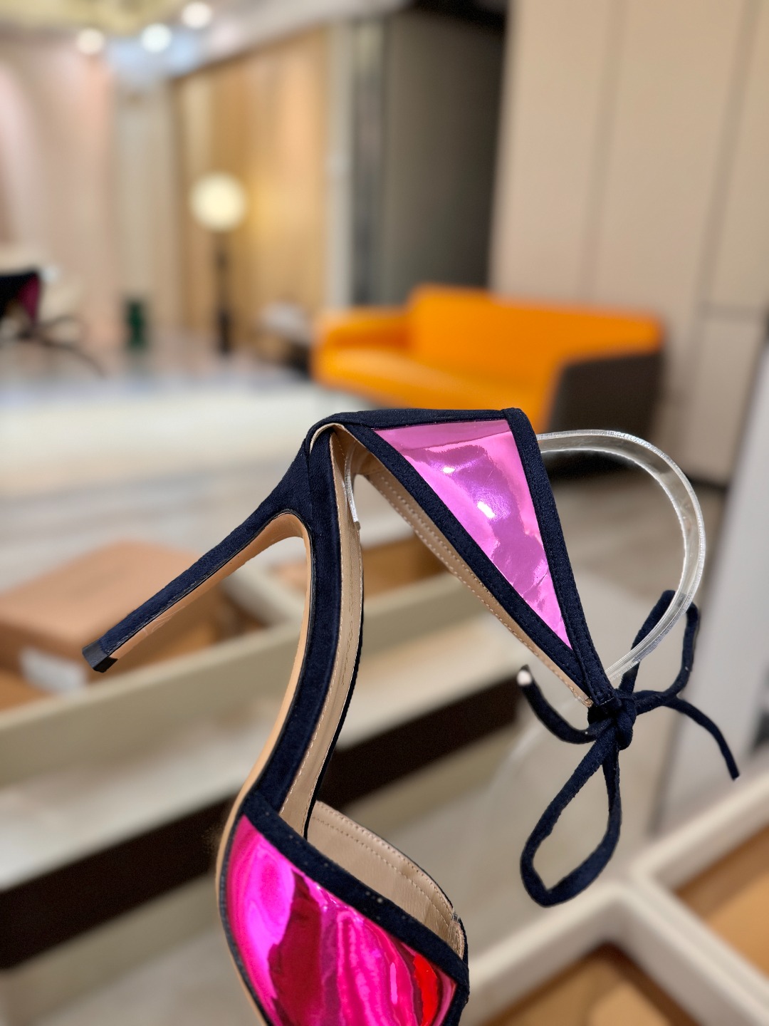 Gianvito Rossi 👠👡这双羊京搭配金属漆皮高跟尖头凉鞋，是我鞋柜中的璀璨明珠😜。网面设计独具