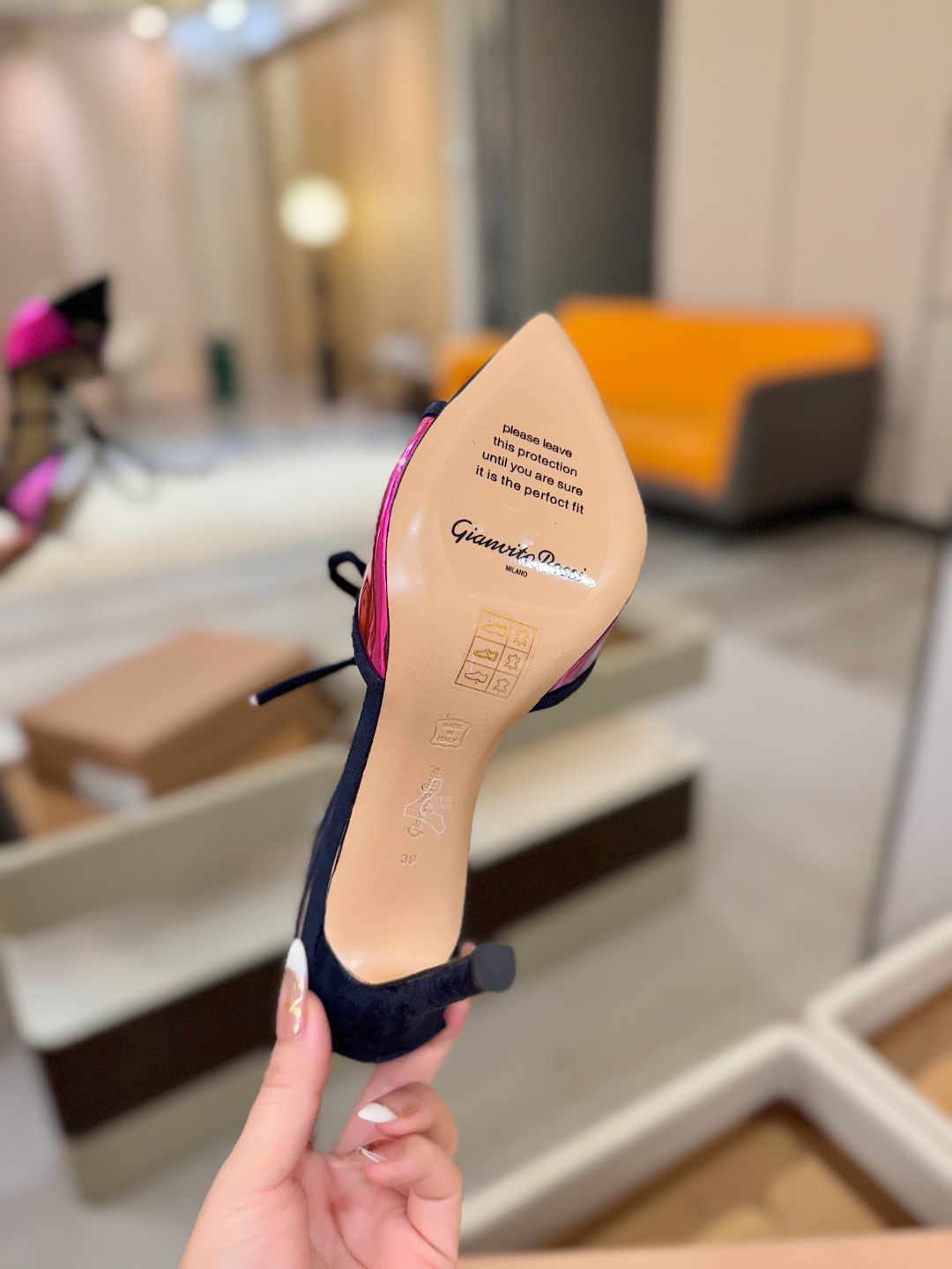 Gianvito Rossi 👠👡这双羊京搭配金属漆皮高跟尖头凉鞋，是我鞋柜中的璀璨明珠😜。网面设计独具