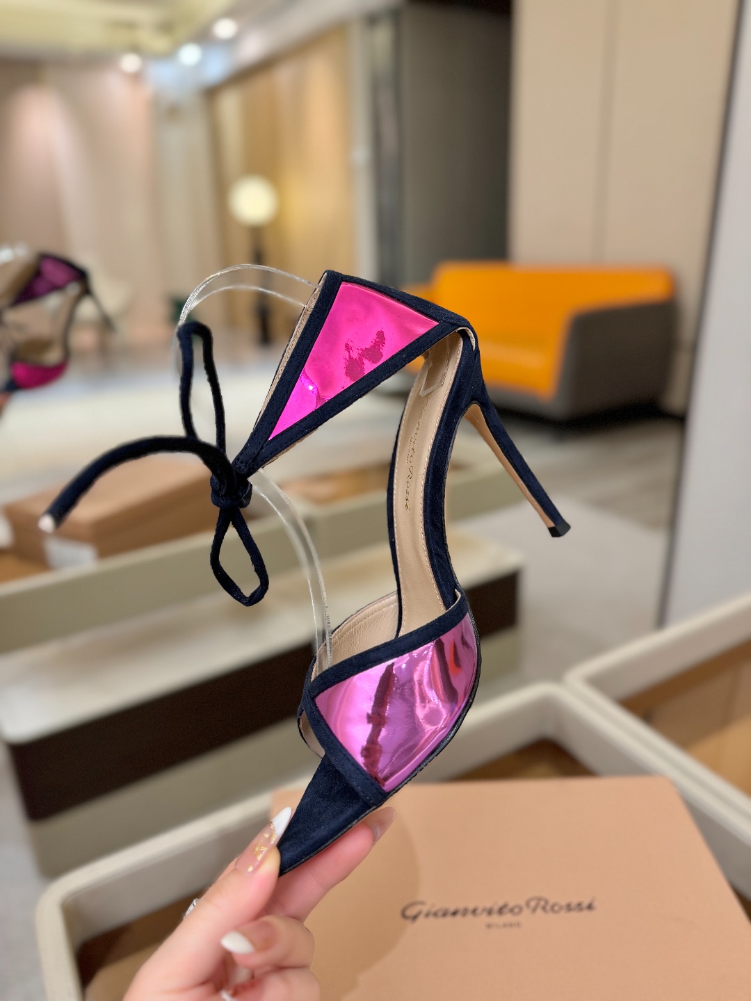 Gianvito Rossi 👠👡这双羊京搭配金属漆皮高跟尖头凉鞋，是我鞋柜中的璀璨明珠😜。网面设计独具