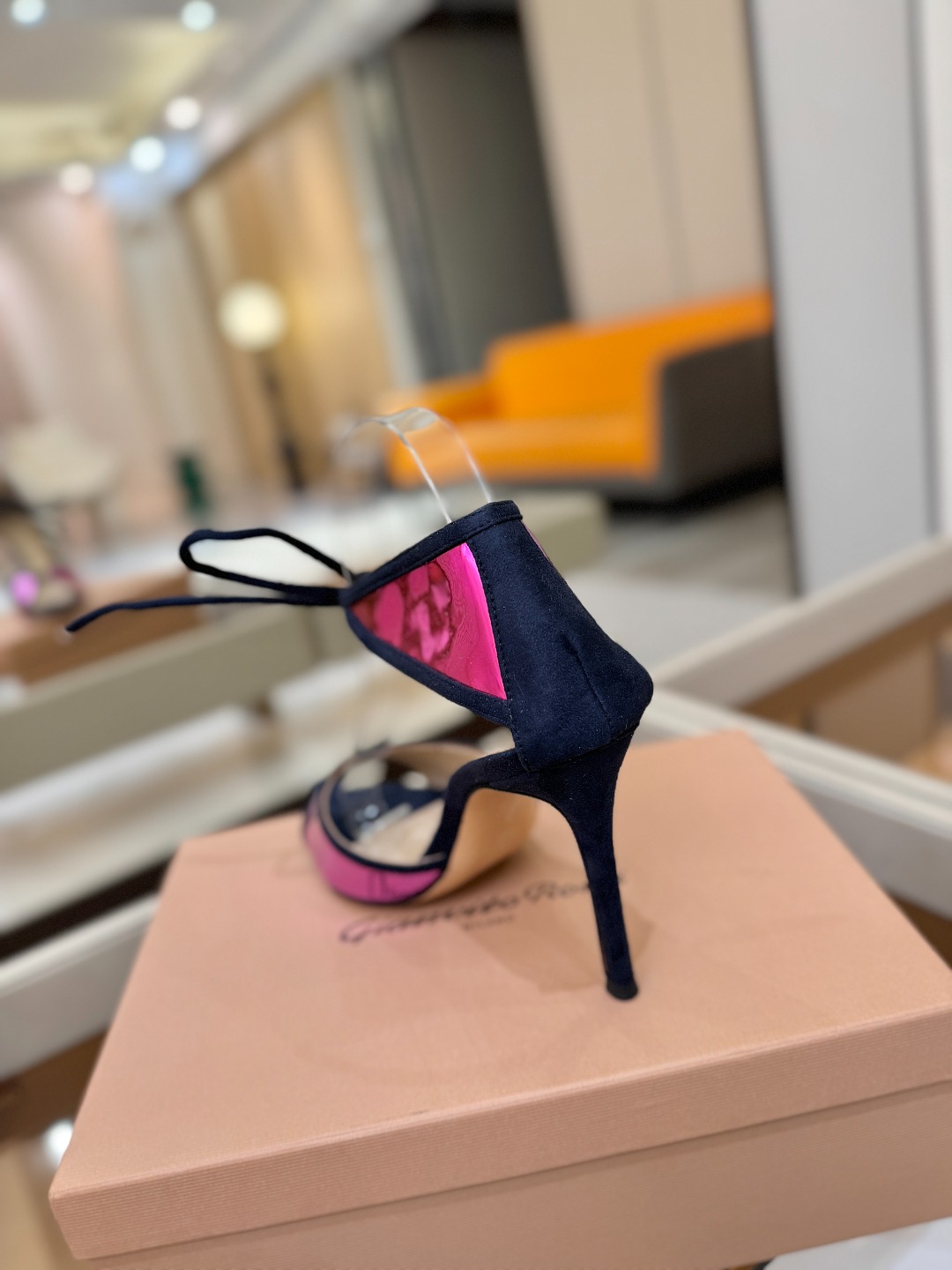 Gianvito Rossi 👠👡这双羊京搭配金属漆皮高跟尖头凉鞋，是我鞋柜中的璀璨明珠😜。网面设计独具