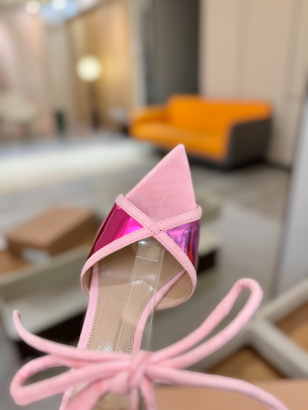 Gianvito Rossi 👠👡这双羊京搭配金属漆皮高跟尖头凉鞋，是我鞋柜中的璀璨明珠😜。网面设计独具