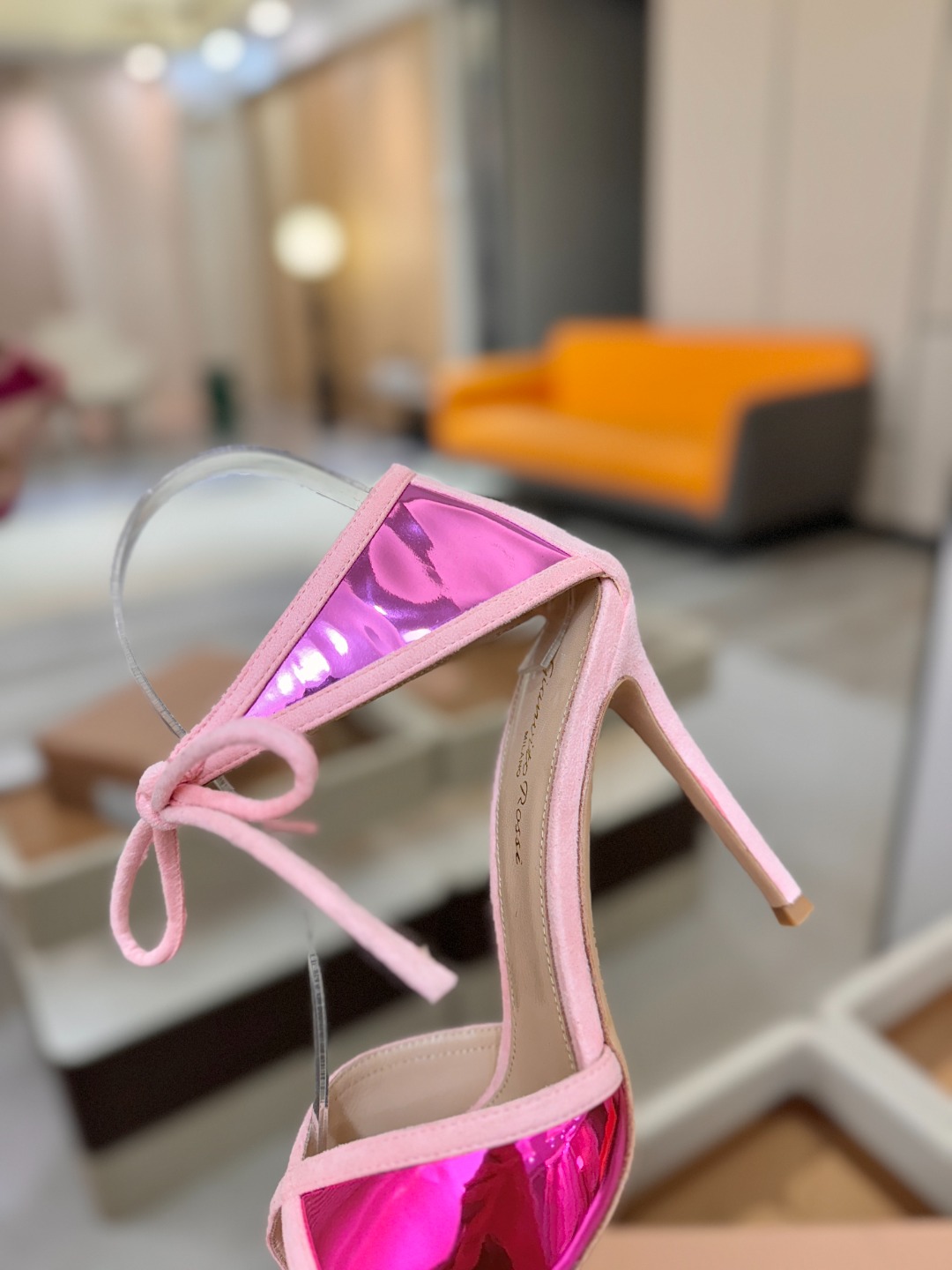 Gianvito Rossi 👠👡这双羊京搭配金属漆皮高跟尖头凉鞋，是我鞋柜中的璀璨明珠😜。网面设计独具