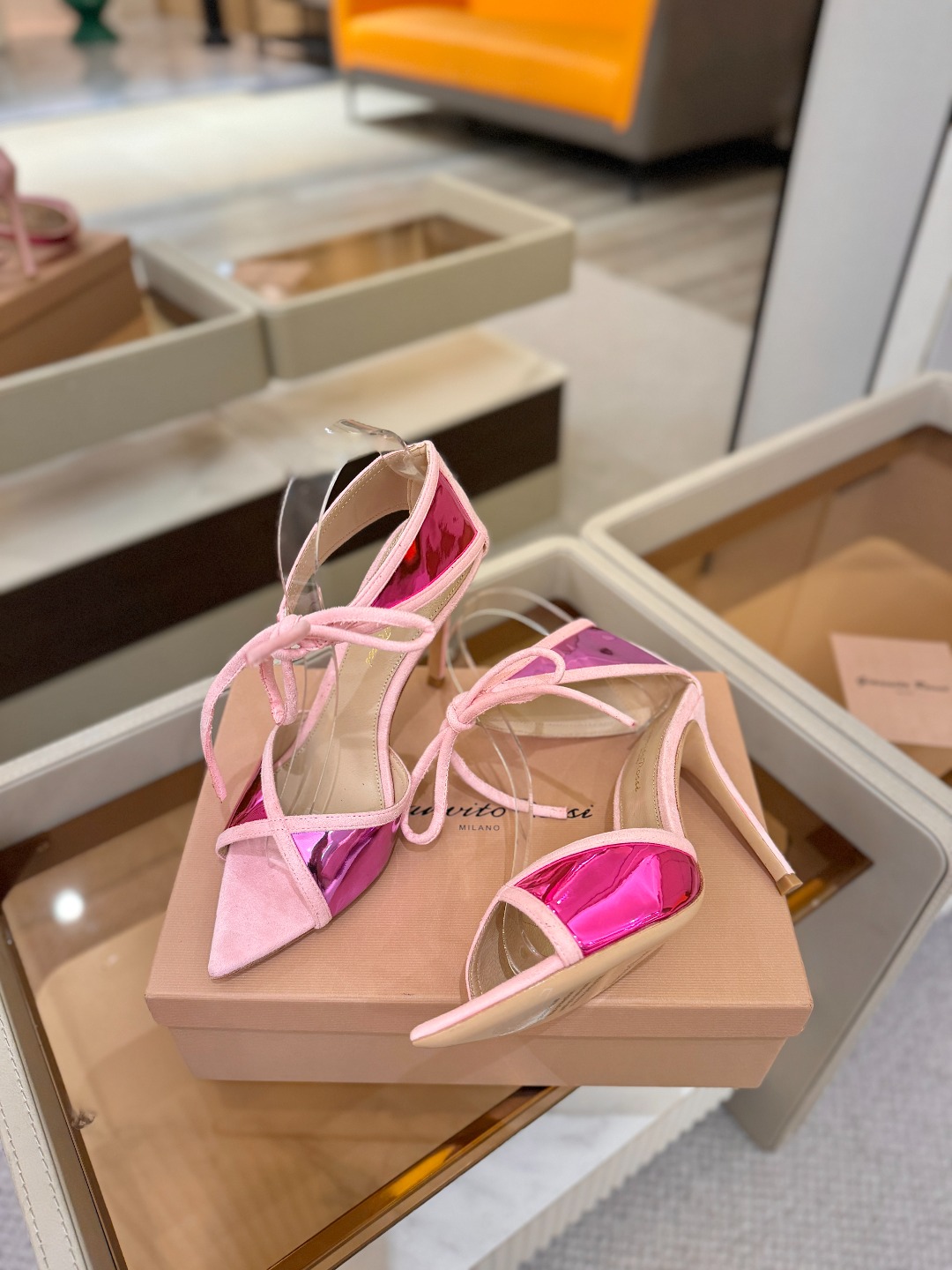 Gianvito Rossi 👠👡这双羊京搭配金属漆皮高跟尖头凉鞋，是我鞋柜中的璀璨明珠😜。网面设计独具